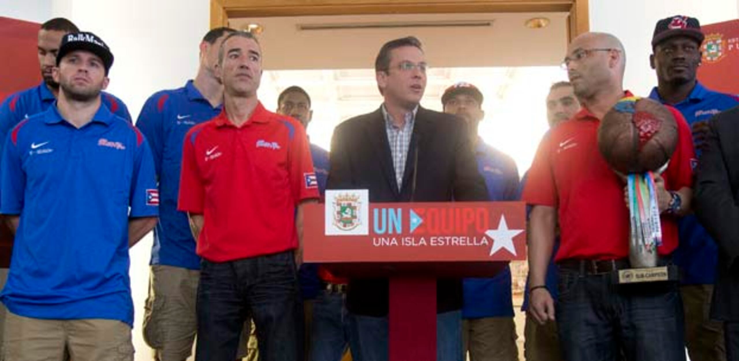 Los llamados 12 Magníficos, que llegaron en vuelo de American Airlines procedente de Caracas, fueron recibidos por el gobernador Alejandro García Padilla. (tonito.zayas@gfrmedia.com)