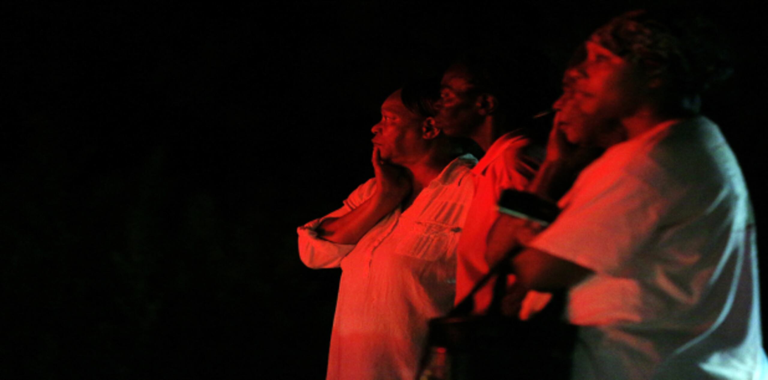 Personas miran a lo lejos el fuego en la iglesia Mount Zion, una de siete iglesias incendiadas en las pasadas dos semanas. (AP)