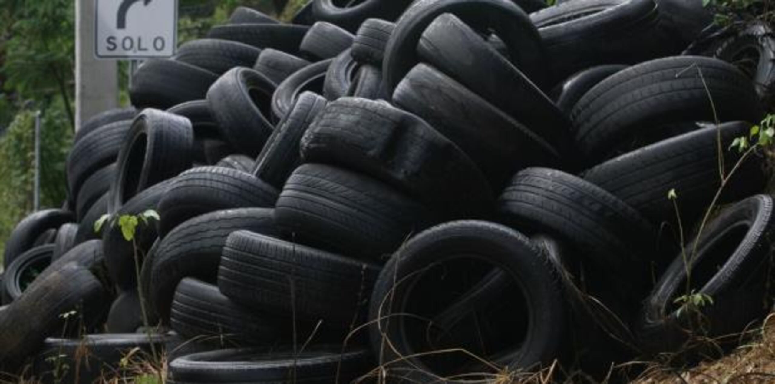 El Departamento de Recursos Naturales y Ambientales avaló cumplir con la ley que obliga a usar la materia triturada en las obras de construcción de carreteras. (Archivo)