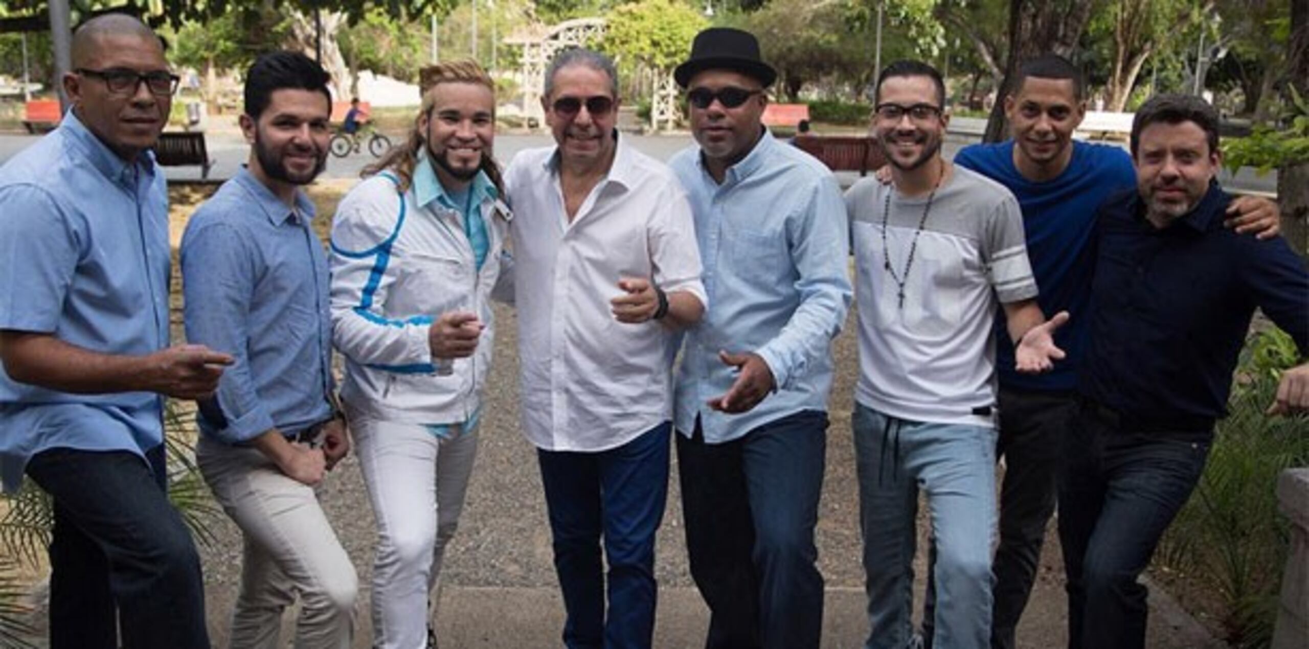 Esencia, Jonathan Ríos, Barreto, Tu plena y algo más.... Atabal, José Luis De Jesús (Del Sur Al Norte) y Reynold Alexander te invita a que #pintemostododeazul por el #autismo. (Facebook)