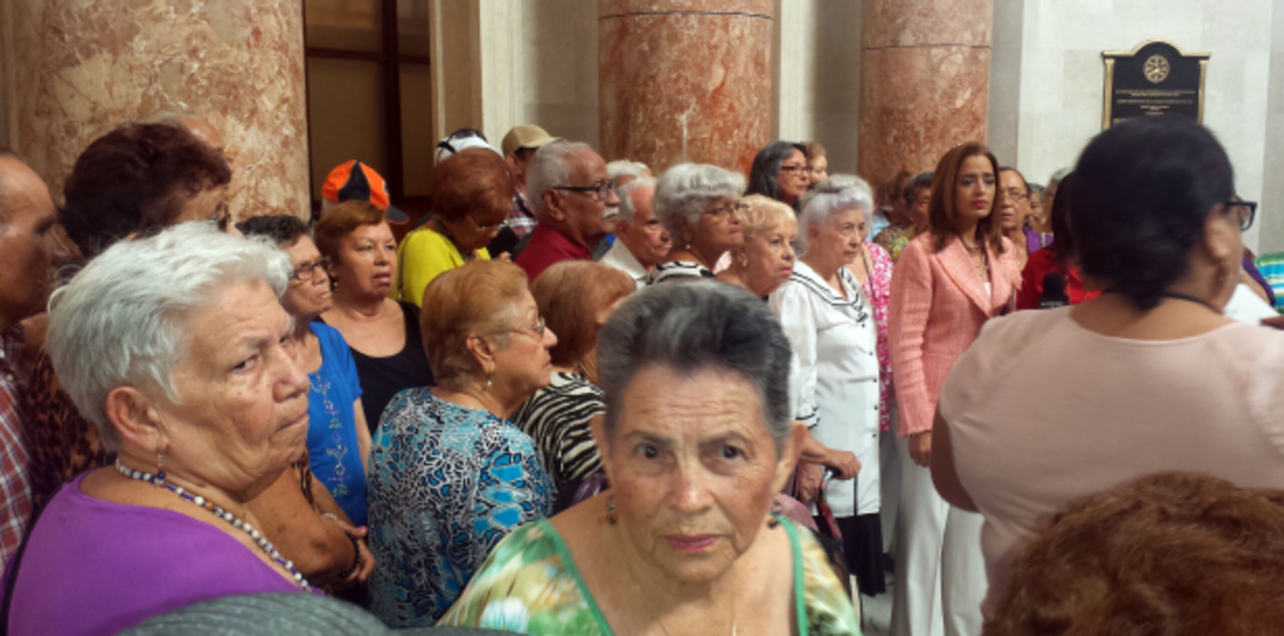 Los manifestantes estamparon su firma en una carta de la coalición Crisis de Salud de Puerto Rico. (nydia.bauza@gfrmedia.com)