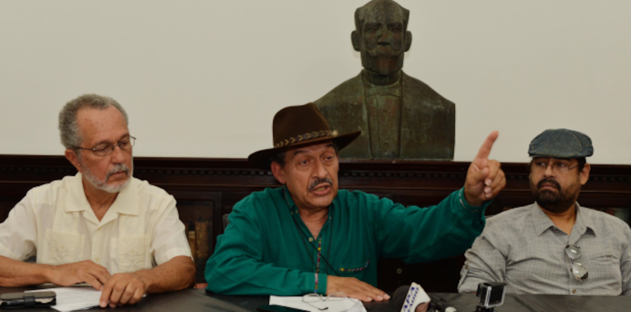 Desde la izquierda, Francisco Jordán, presidente de la Asamblea del Estado Nacional Soberano de Borinken; doctor Ramón Nenadich, presidente del Estado; y Miguel Reyes Walker, ministro del Trabajo. (JoseRodriguez1@gfrmedia.com)