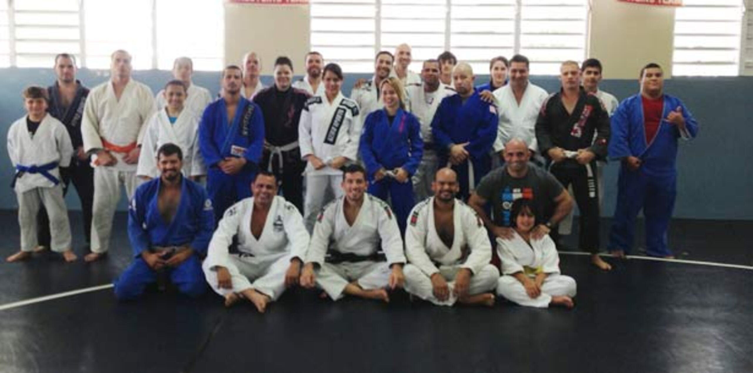 Marcos Torregrosa, campeón mundial master de Jiu Jitsu  (sentado, en el centro) junto con participantes de su seminario celebrado este fin de semana en el Club de Lucha Sparta de San Juan. (Suministrada)