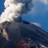 Volcán en capital mexicana arroja rocas y cenizas