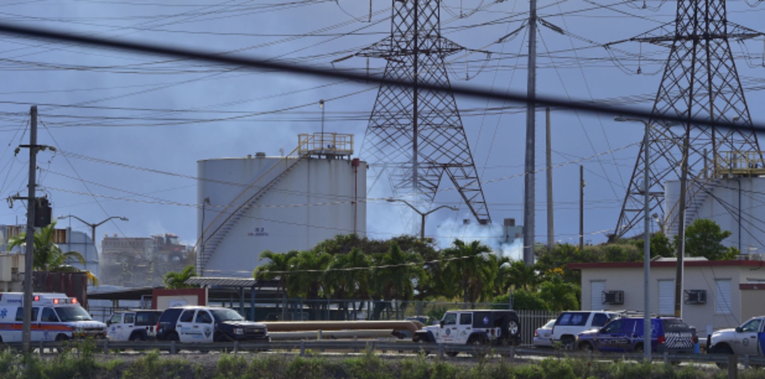 Humo emanando de la Central Aguirre en Salinas. (tony.zayas@gfrmedia.com)