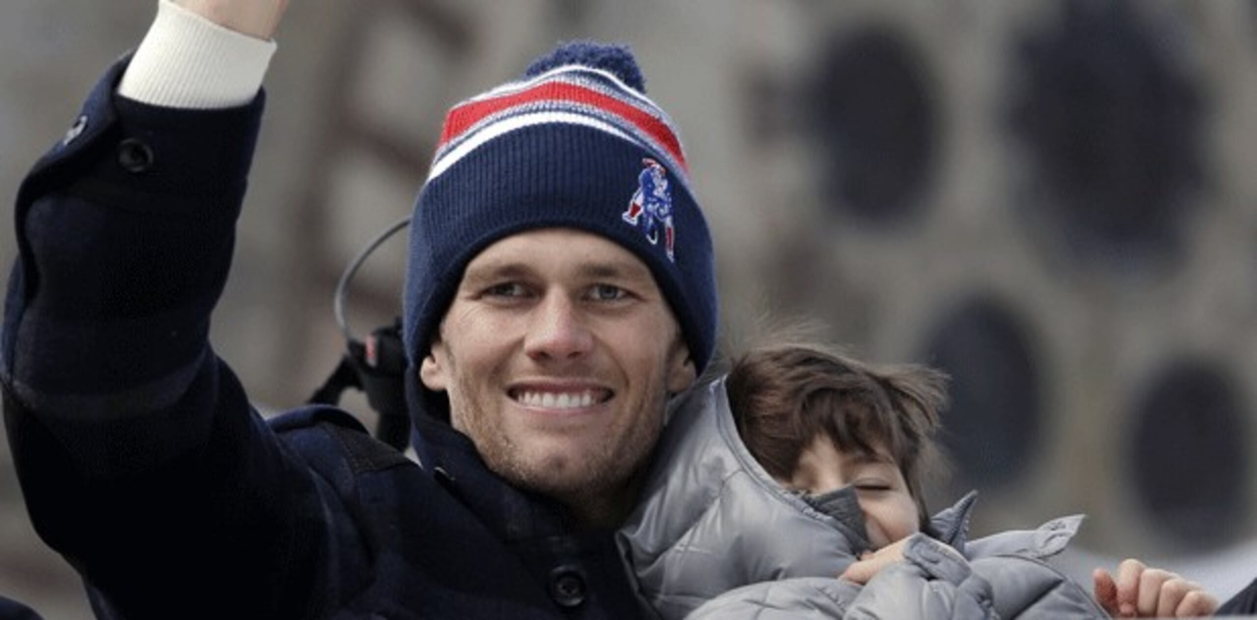 Brady (con su hijo Benjamin en brazos), ya está incursionando en el cine, aunque a pequeña escala. El quarterback de los Patriots aparecerá en las películas “Ted 2” y “Entourage” en el próximo verano. (Archivo)