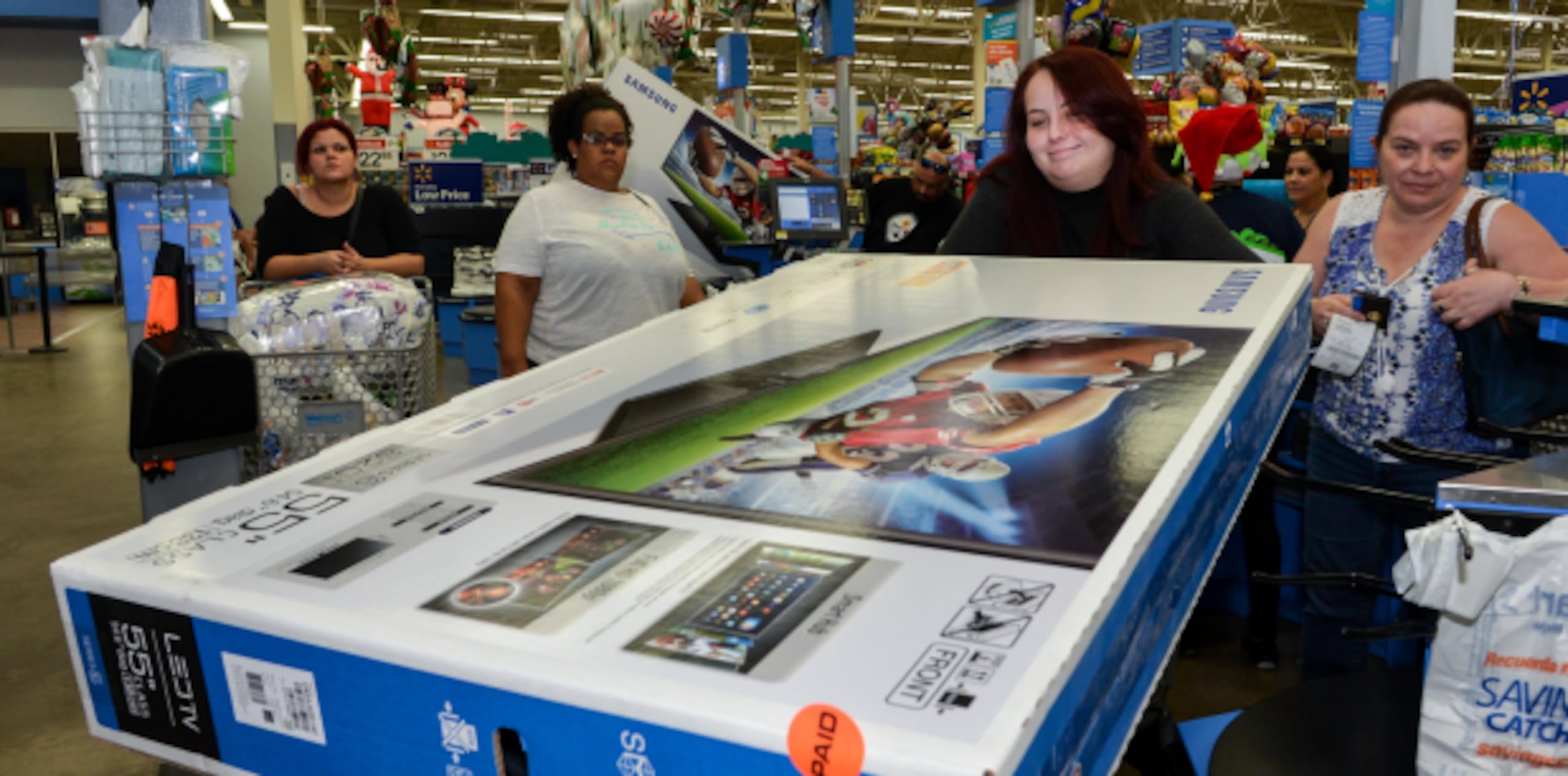 Omayra Acevedo compró un televisor con pantalla de 55 pulgadas en Walmart de Toa Baja. (Enid M. Salgado-Mercado / Especial Primera Hora)