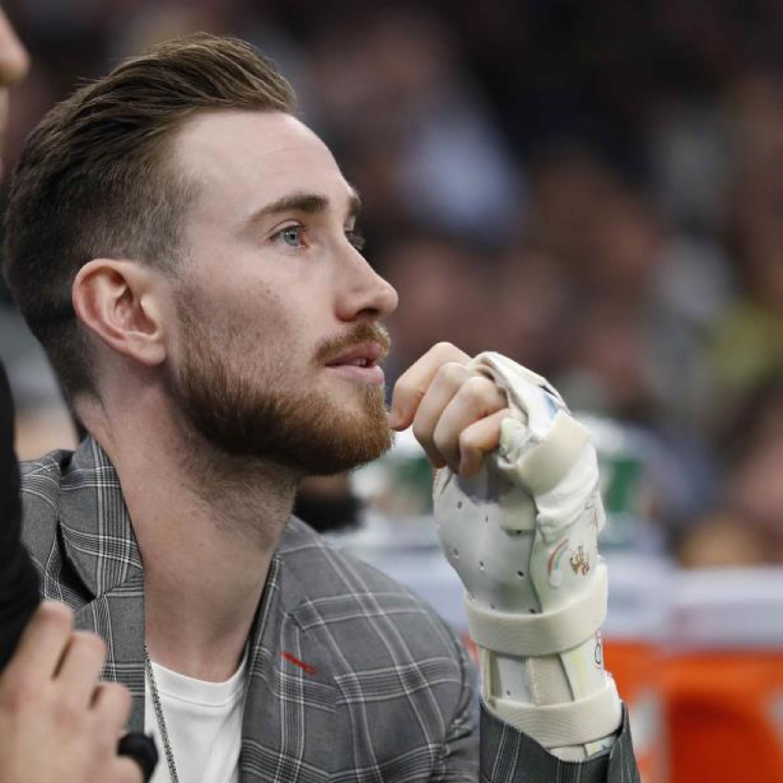 Gordon Hayward mientras observaba desde el banco el juego del miércoles entre Washington y Boston. (AP)