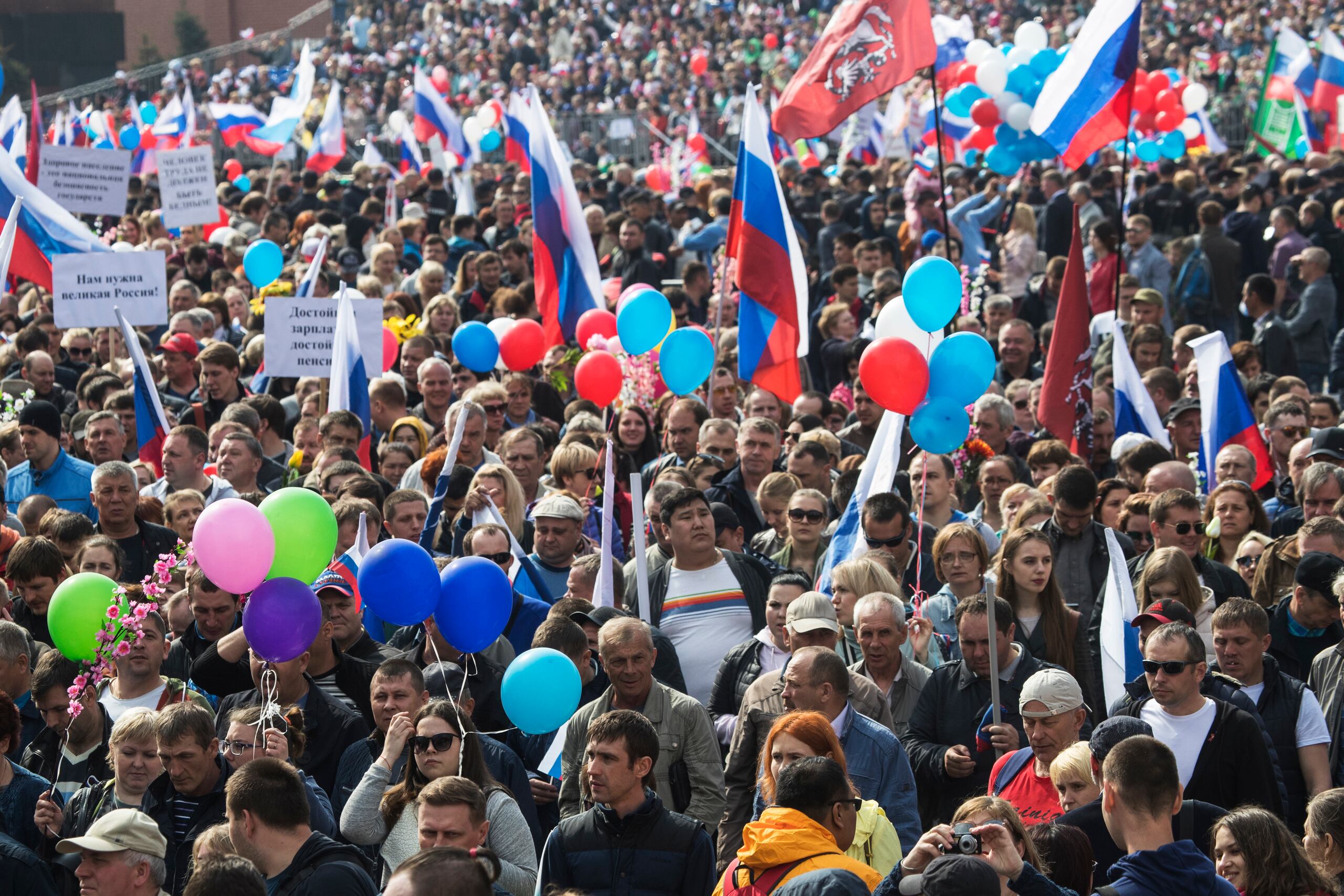 Banderas y hasta globos en la actividad de Rusia. (AP)