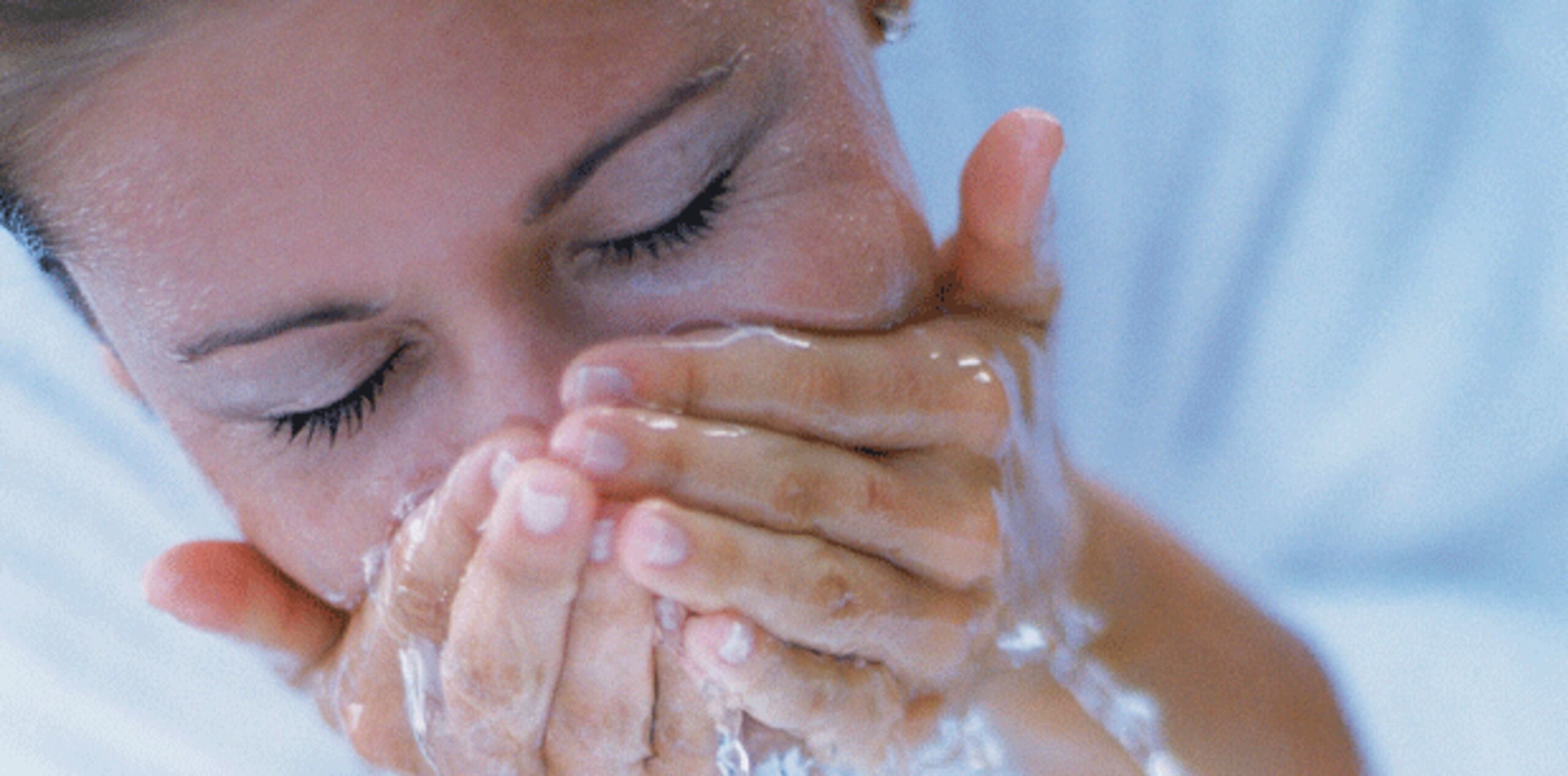 Recuerda desmaquillar tu rostro antes de dormir. (Archivo)