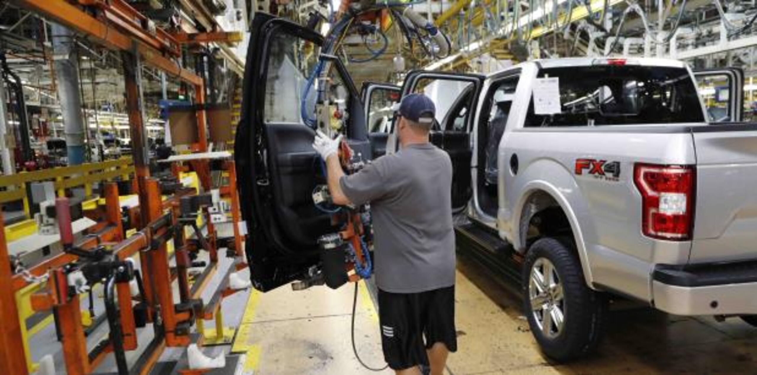 Ford indicó que la planta de Dearborn, en Detroit, obtendrá a la próxima generación de la F-150, así como las versiones híbridas y eléctricas de la camioneta. (AP / Carlos Osorio)