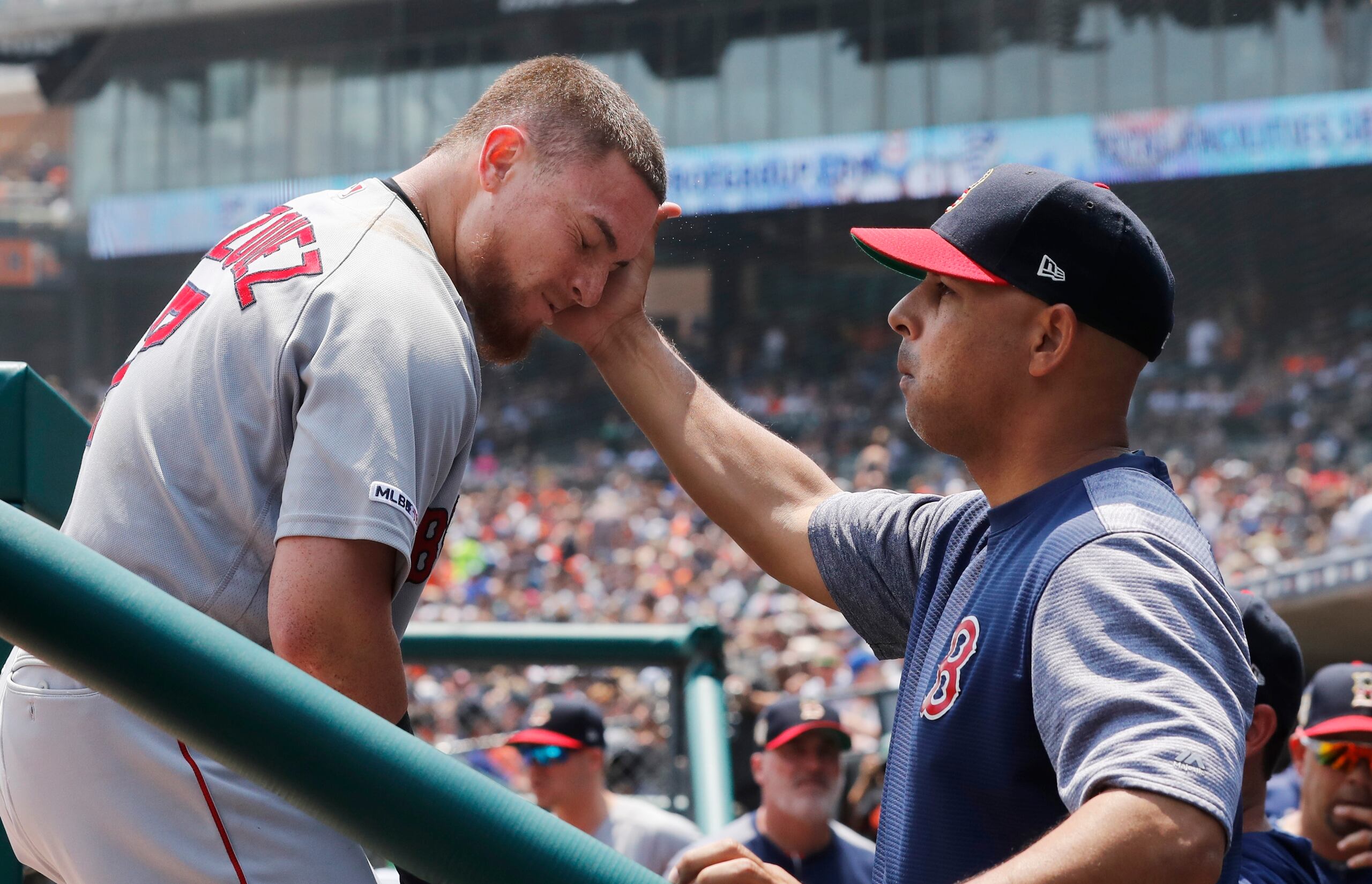 Christian Vázquez (izquierda) y Alex Cora fueron parte del equipo que ganó la Serie Mundial en el 2018.