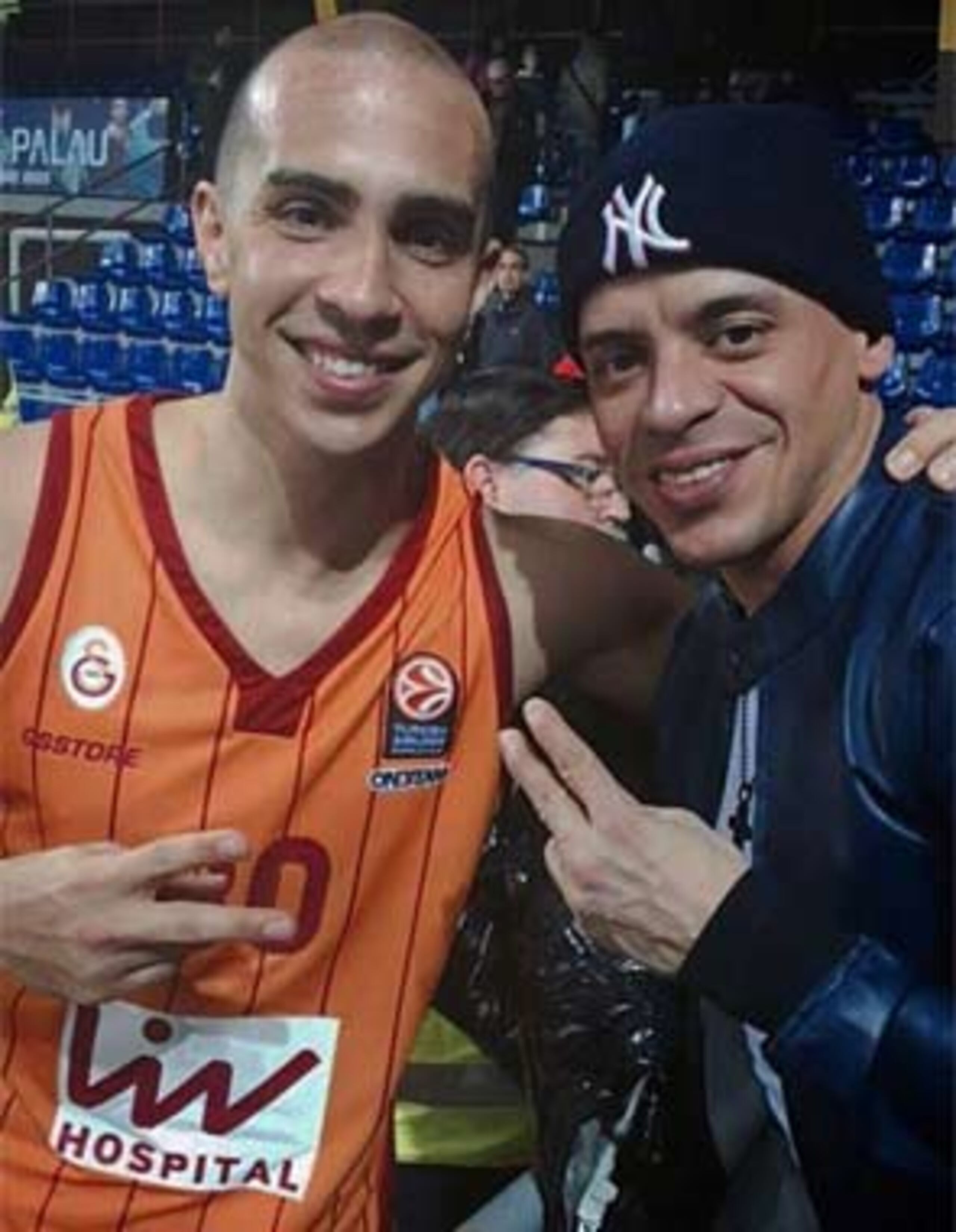 Arroyo publicó una foto en su “fan page” de Facebook en la cual aparece con Vico C. (Facebook)