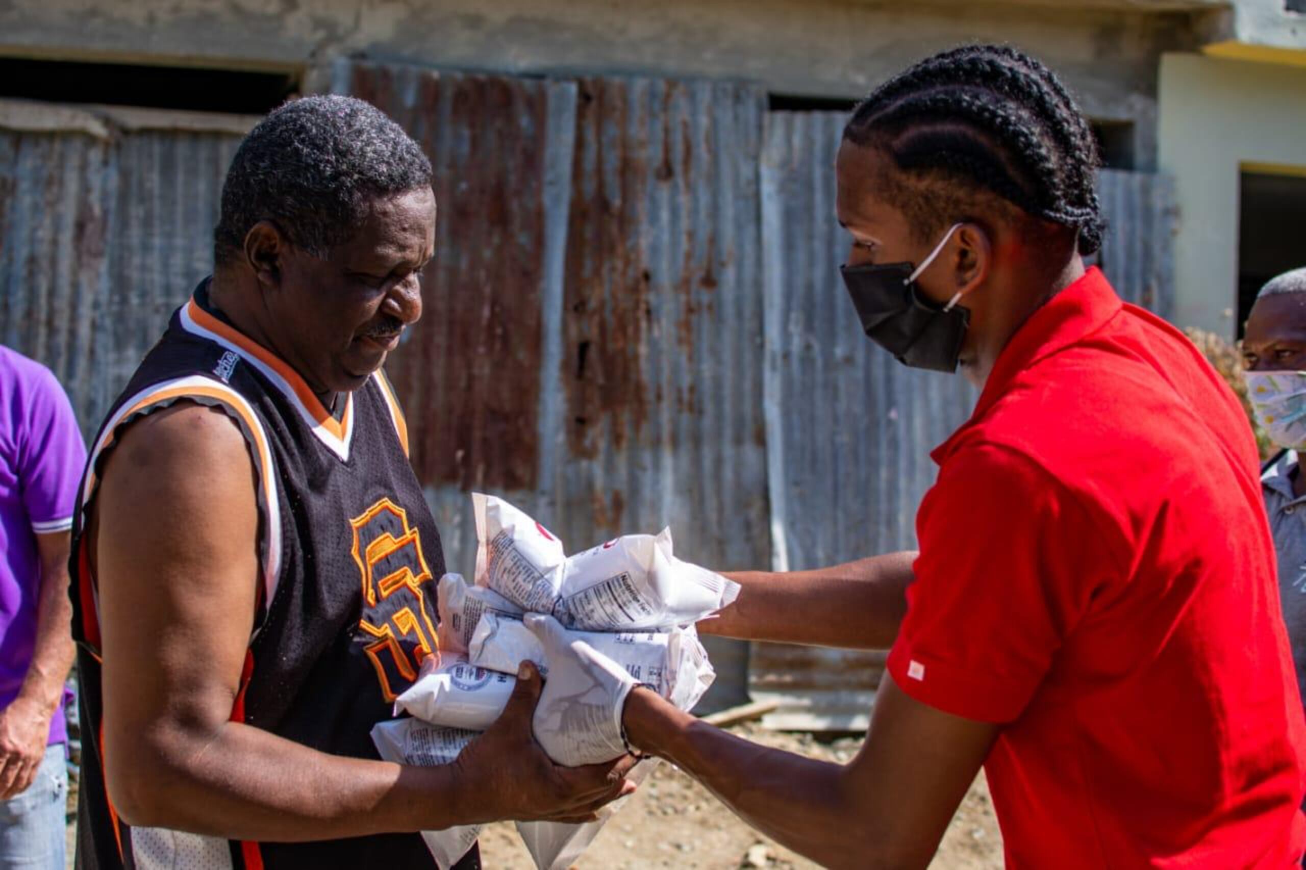 Fundación Pedro Martínez y Natti Natasha llevan alimentos a comunidades de la provincia de Santiago en República Dominicana.