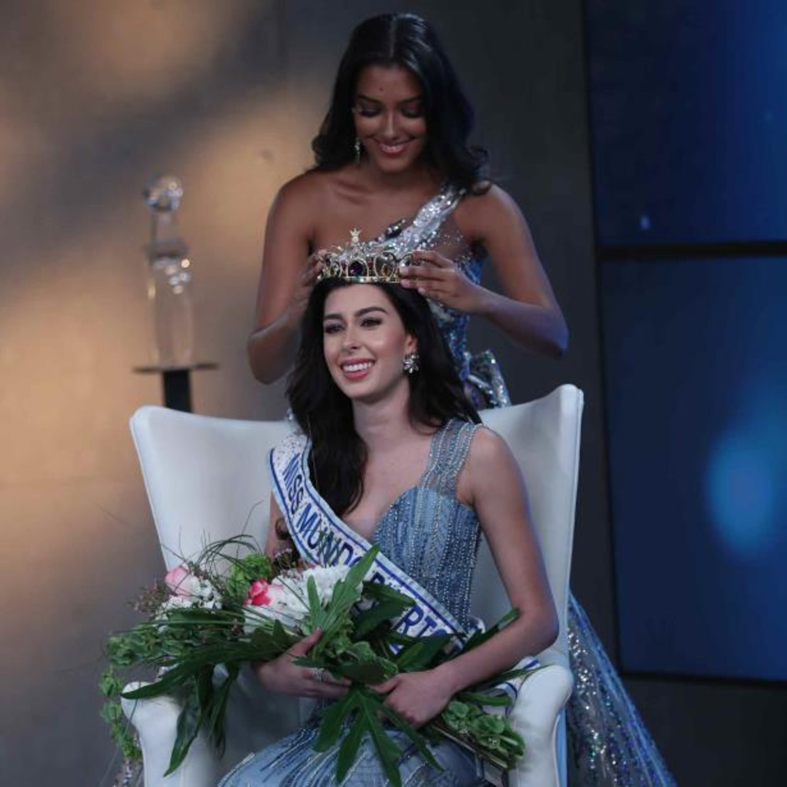 Dayanara Martínez coronó a la nueva reina de belleza. (david.villafane@gfrmedia)