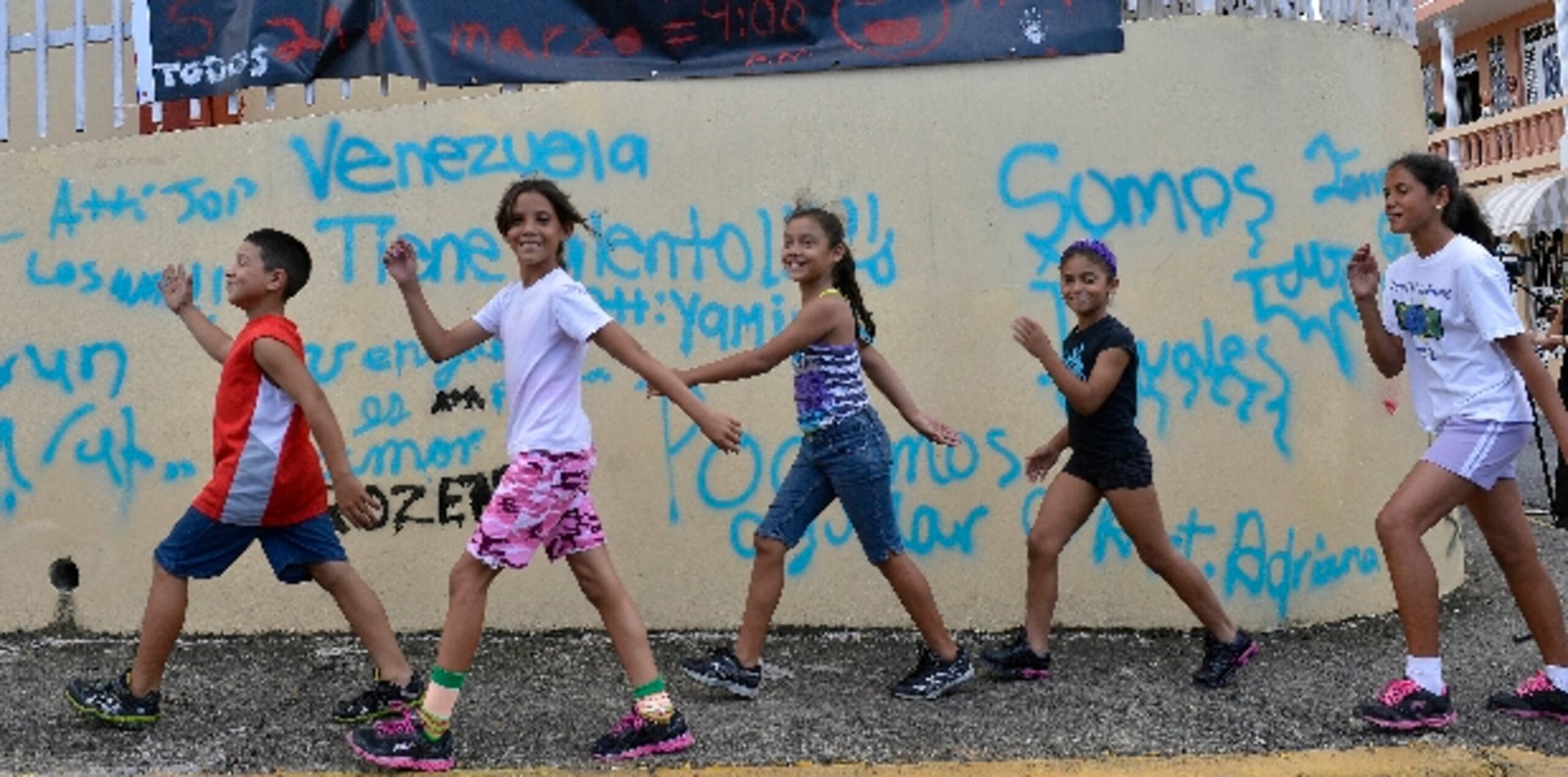 ¡Qué maravilla! Algunos de los niños que participarán en el mural. Ya en las paredes escribieron frases para separar el espacio en el realizarán sus obras. En la foto: Ahiezer Reyes, Fabiola Morales,  Wileshka Reyes, Taisha García y Dara López.  (jose.rodriguez1@gfrmedia.com)