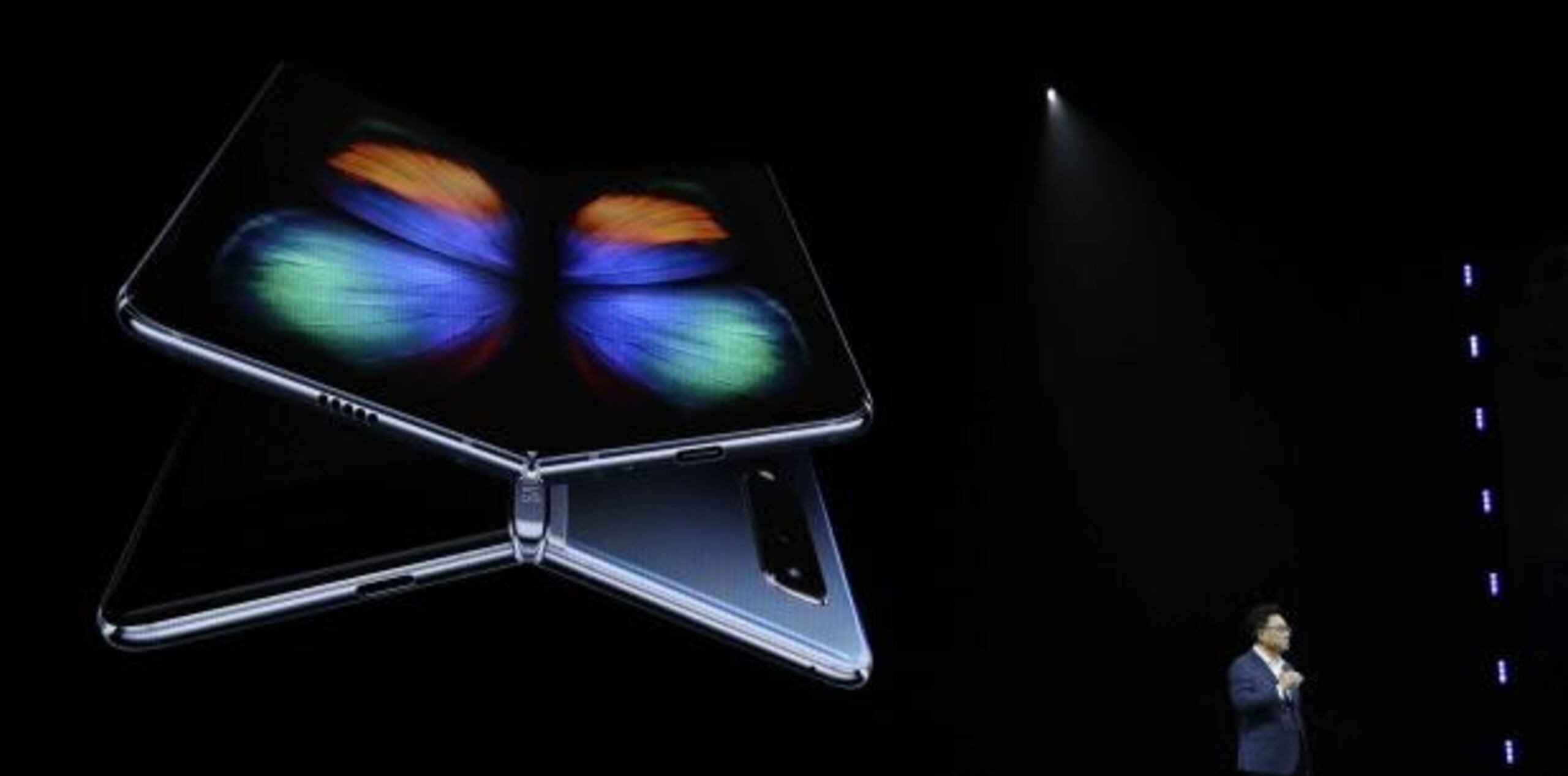 El Galaxy Fold incluye seis cámaras: tres en la parte posterior, dos en el interior y una en el frente. (AP / Eric Risberg)