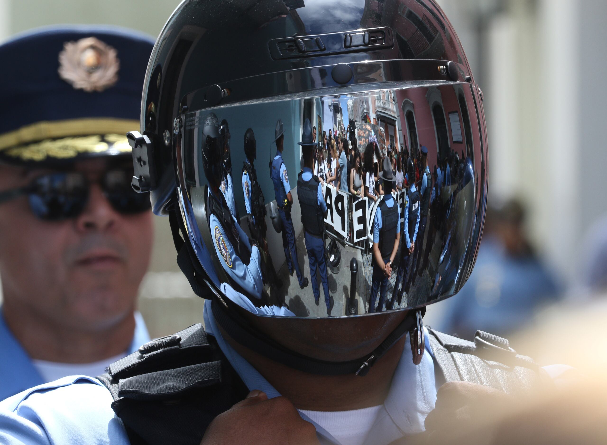 Muchas veces interactuamos con los turistas y con multitudes, y si alguna de estas personas estuviese contaminada, corremos el riesgo de contagiarnos”, solicitó el líder gremial de policías en declaraciones escritas.