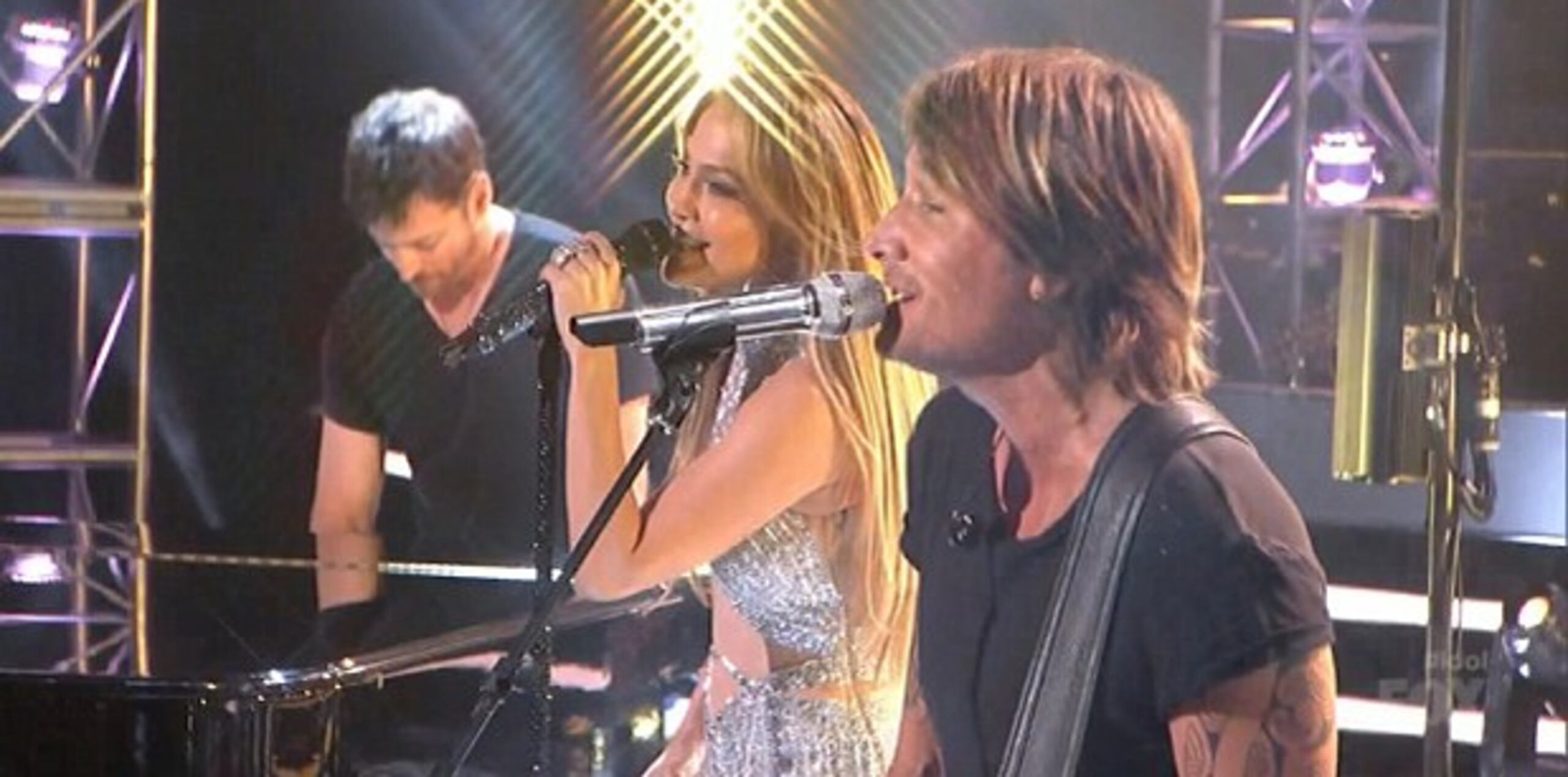 Los jueces Harry Connick Jr., Jennifer López y Keith Urban interpretaron juntos sendos temas de Rihanna y Bruno Mars. (YouTube)