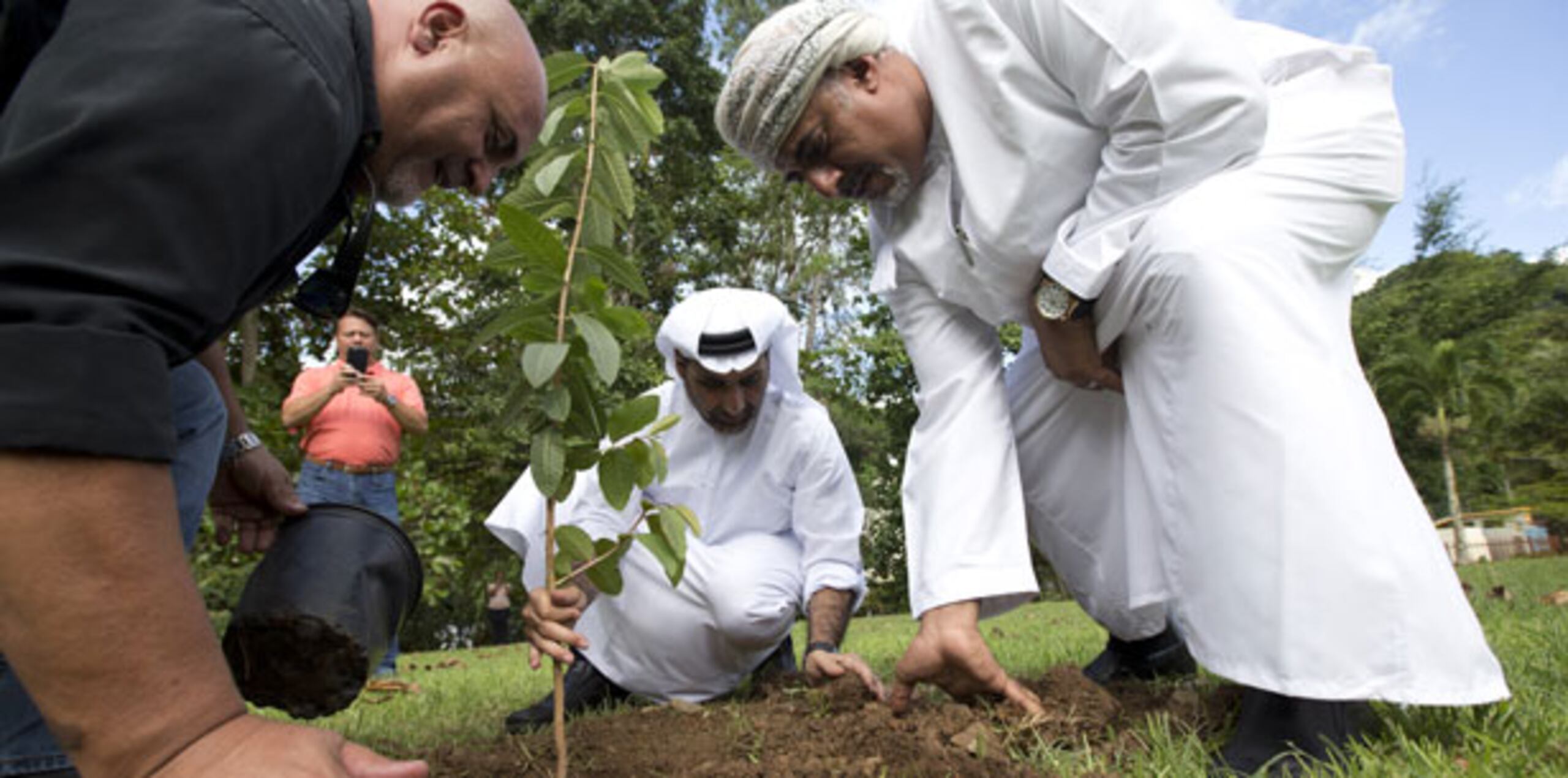 Jesús Ramos, dueño de Villas de Sotomayor, siembra un Guanacaste junto al jeque Abdul Aziz bin Ali Rashid Al Nuaimi, acompañado a la derecha del jeque Al Saloom. (jorge.ramirez@gfrmedia.com)