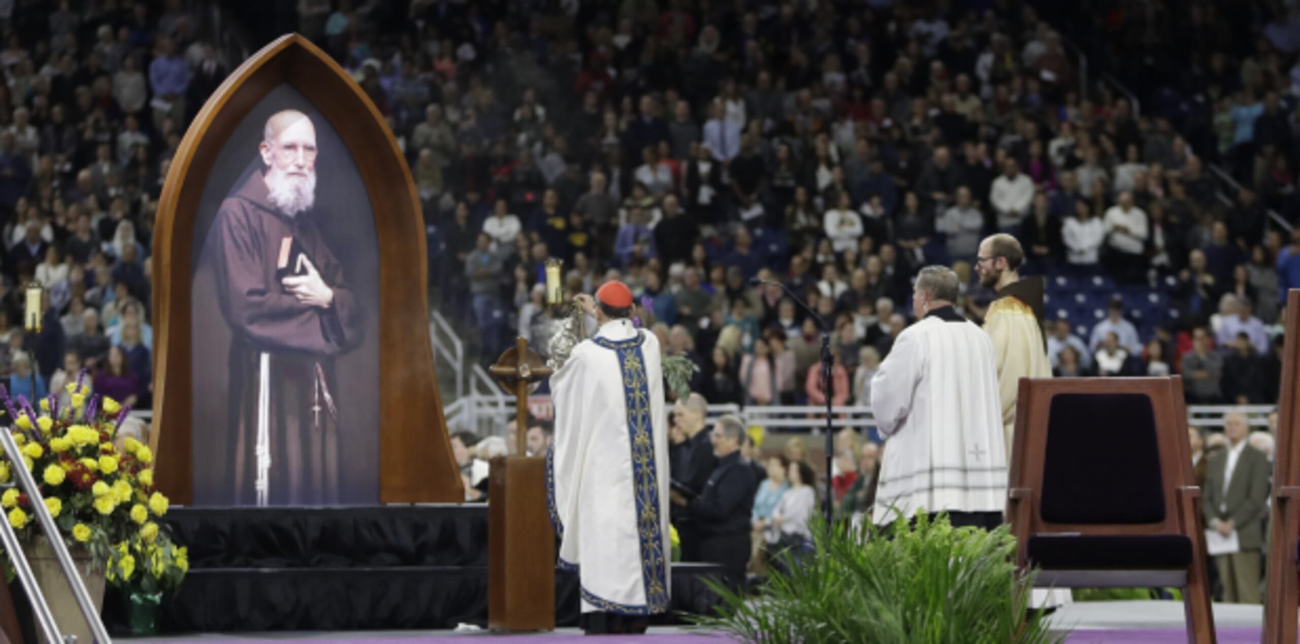 El cardenal Angelo Amato bendice un retrato del padre Solanus Casey durante la misa por su beatificación hoy, sábado, en Detroit, Michigan. (AP / Carlos Osorio)