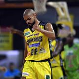 Capitanes renuevan pacto con Johwen Villegas