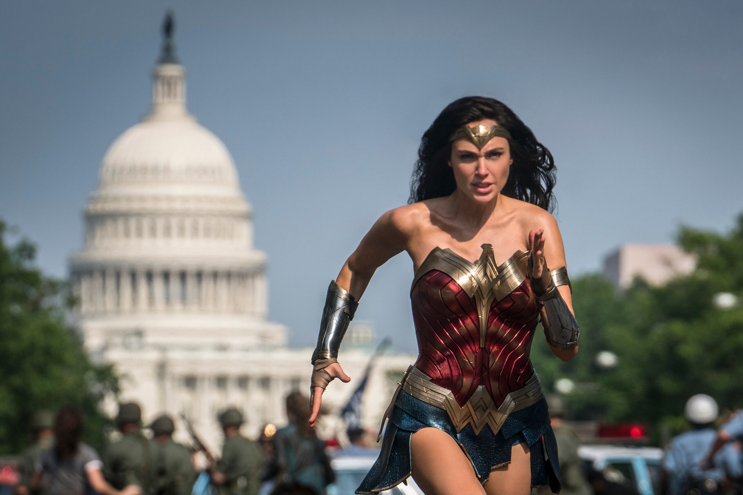 En esta imagen difundida por Warner Bros. Pictures, Gal Gadot como la Mujer Maravilla en una escena de "Wonder Woman 1984". Warner Bros. postergó el martes el estreno del filme para el 14 de agosto debido a la pandemia del coronavirus.