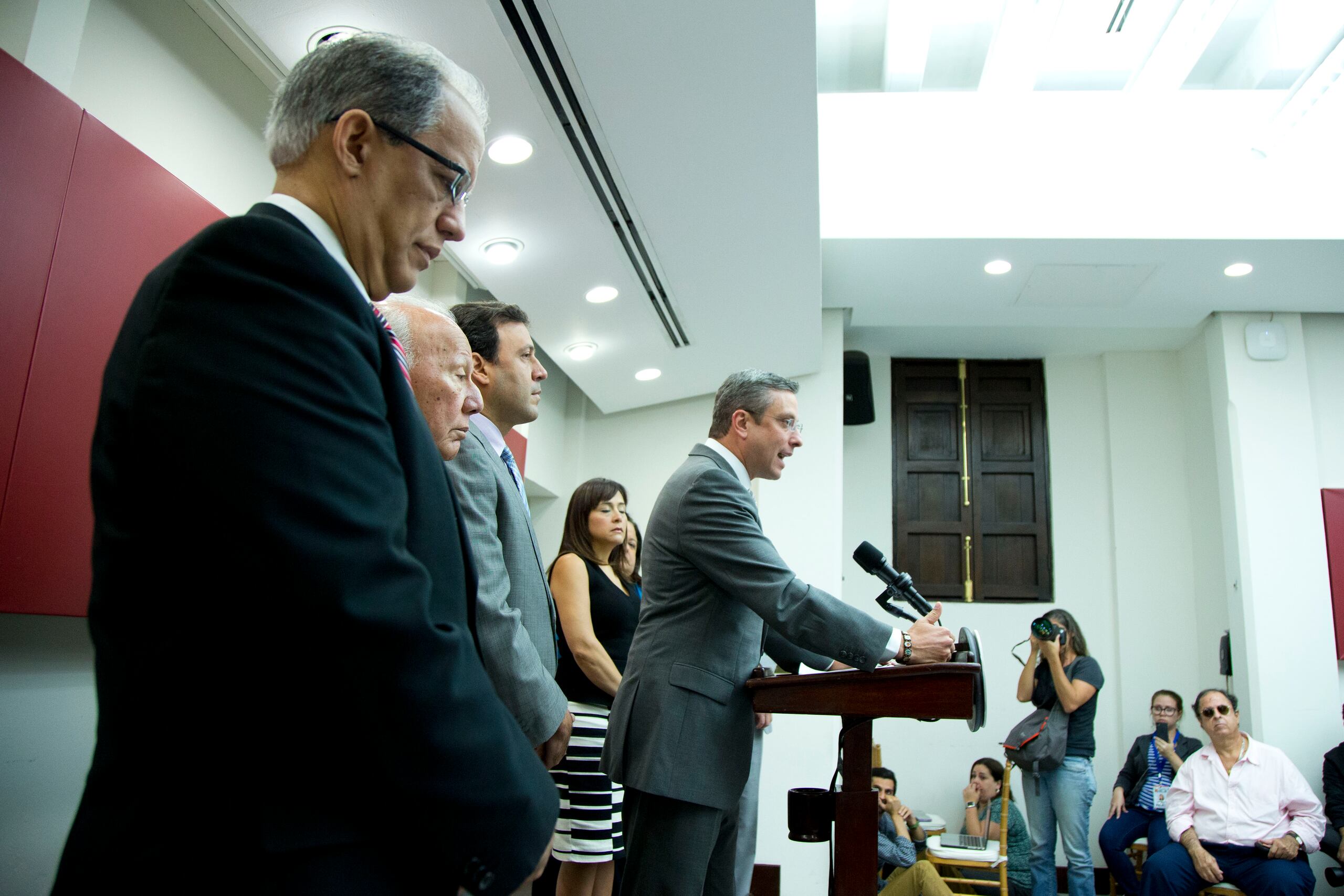 Acompañado por diversos funcionarios del gabinete, garcía Padilla discute los pormenores del impago. (tonito.zayas@gfrmedia.com)