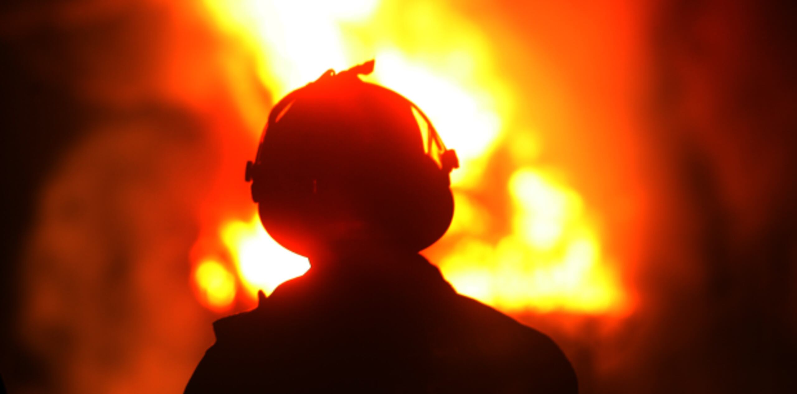 "Están trabajando solos en las estaciones, haciendo un gran sacrificio para extinguir los fuegos en las montañas", dijo el líder obrero José Tirado.