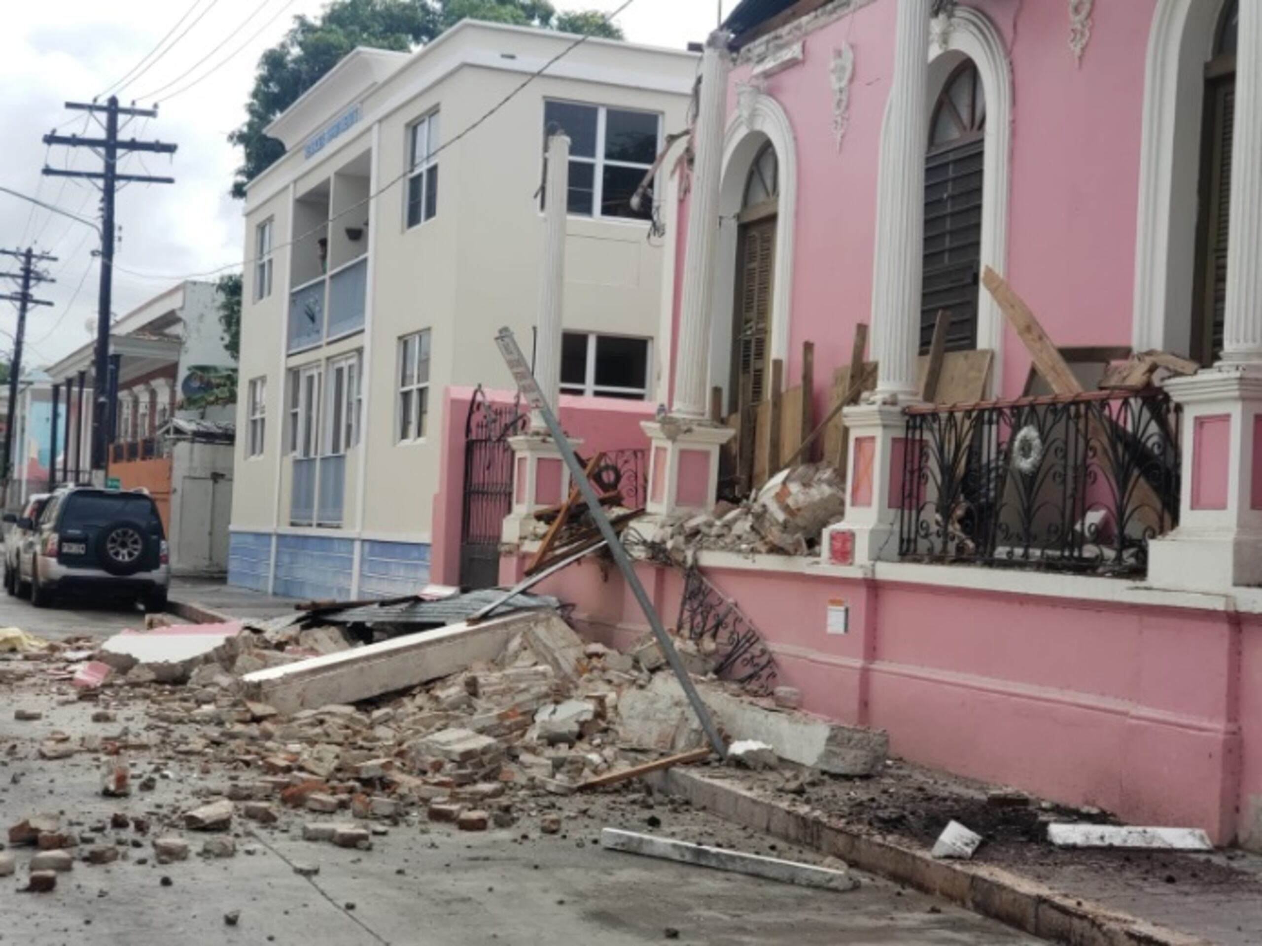 Daños visibles en la calle Salud, en Ponce.