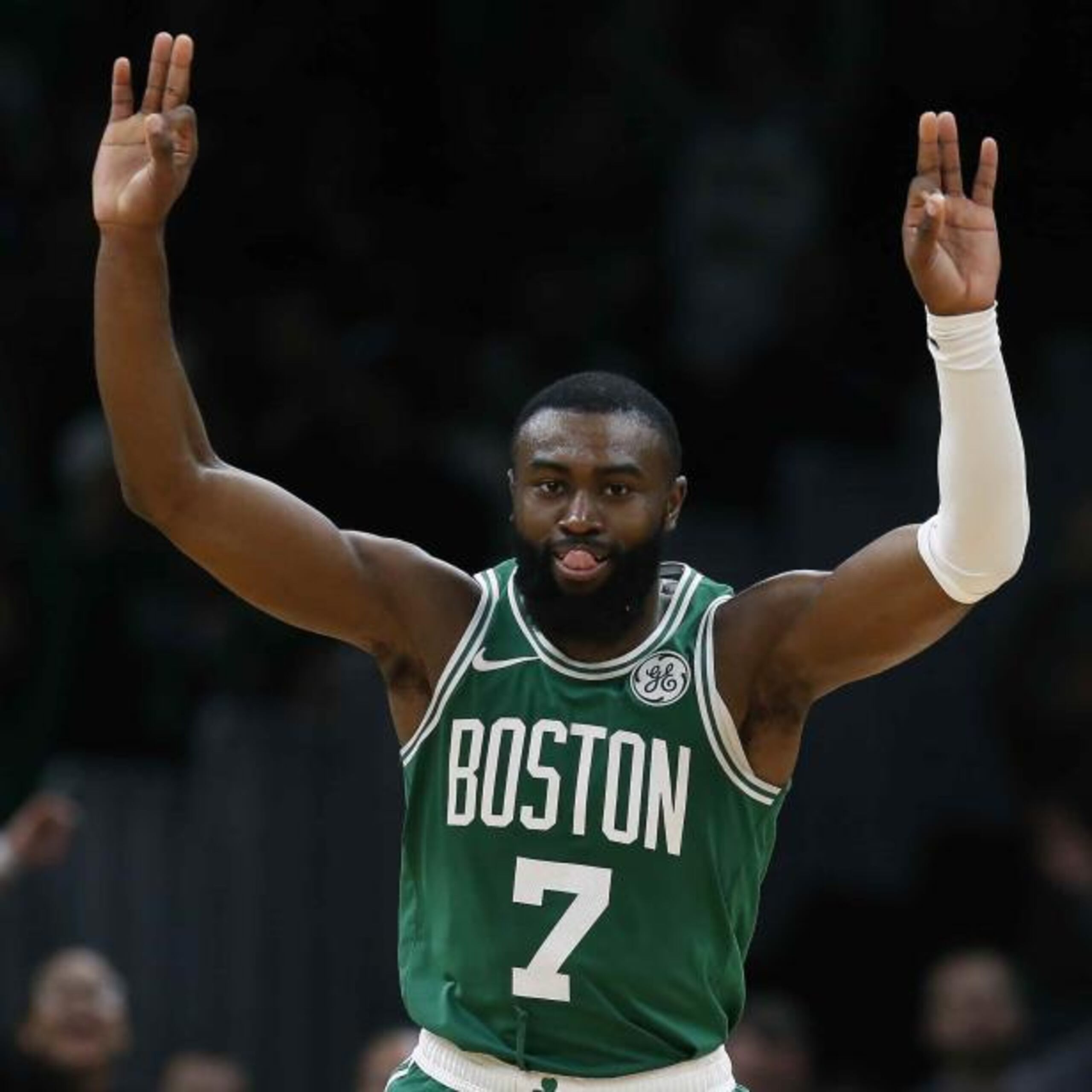 Jaylen Brown celebra tras anotar un canasto de tres puntos. (AP)