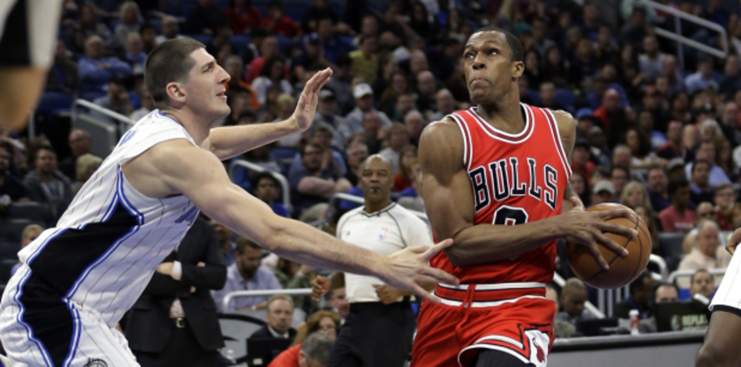 Rondo ha sido relegado al banco de los Bulls. (Prensa Asociada)