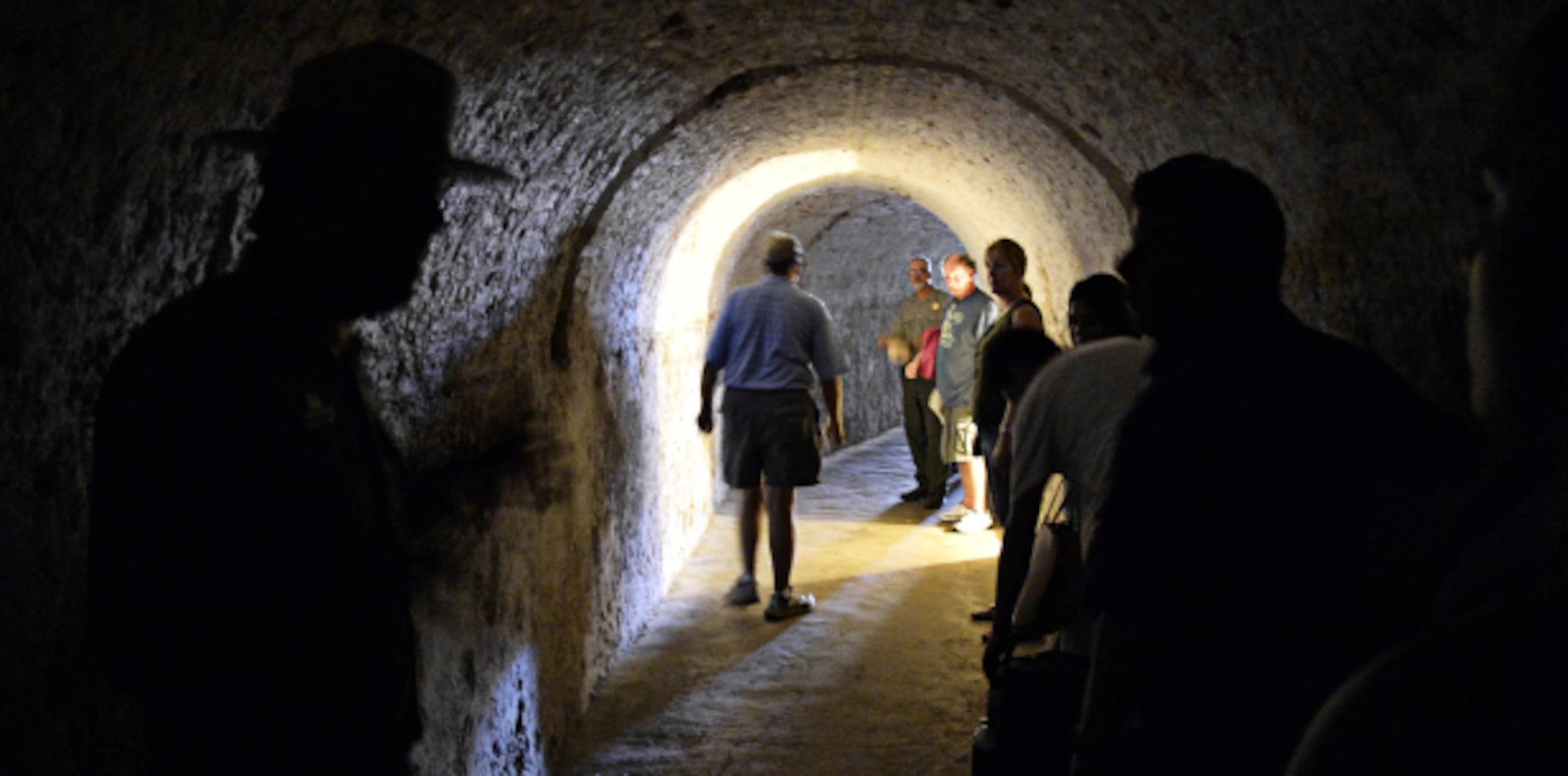 El recorrido por los túneles del Castillo San Cristóbal se realiza los sábados, a las 10:30 a.m., con un guía de habla inglesa y en español, los domingos, a la misma hora. (gerald.lopez@gfrmedia.com)