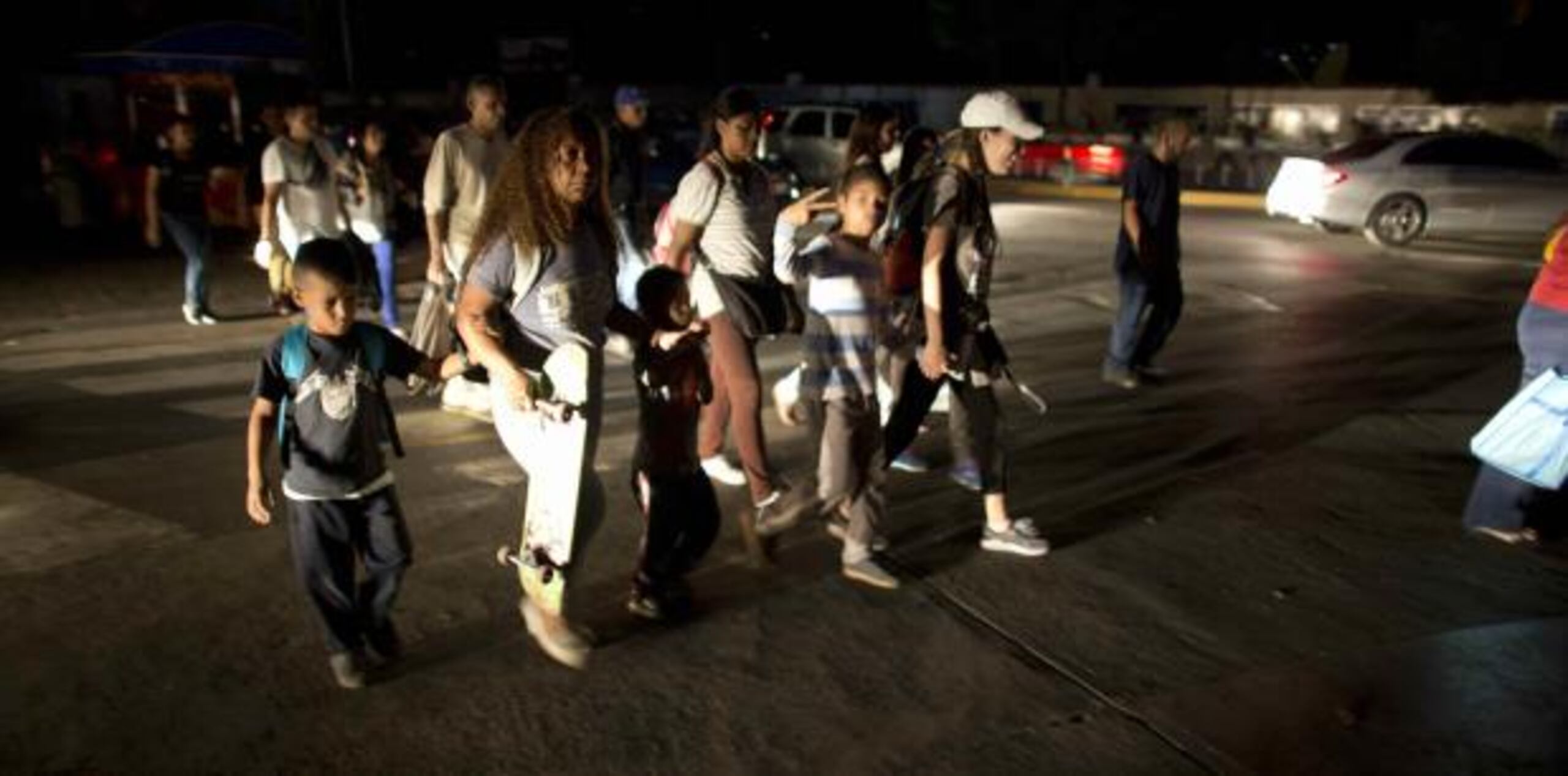 El metro de Caracas se paralizó, lo que obligó a cientos de personas a lanzarse a la calles para tratar de llegar a sus casas. (AP)