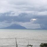  Volcán que causó letal tsunami en 2018 entra en erupción