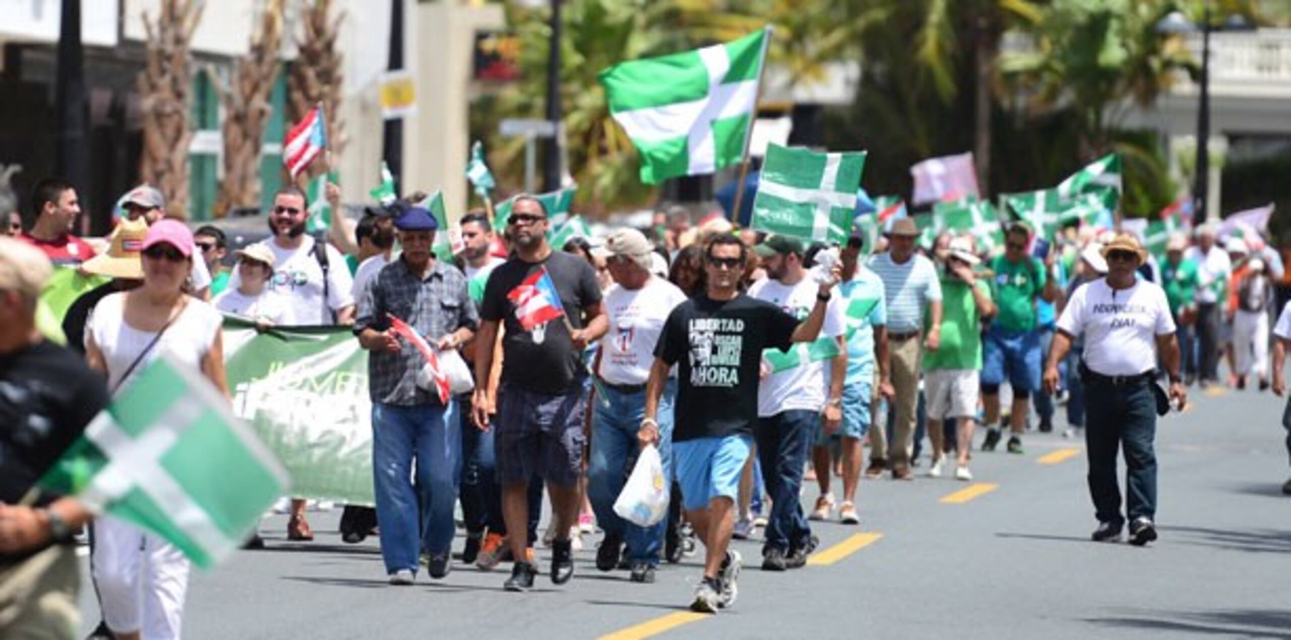 Mientras se dirigía uno de los discursos, manifestantes quemaron una bandera de los Estados Unidos. (luis.alcaladelolmo@gfrmedia.com)