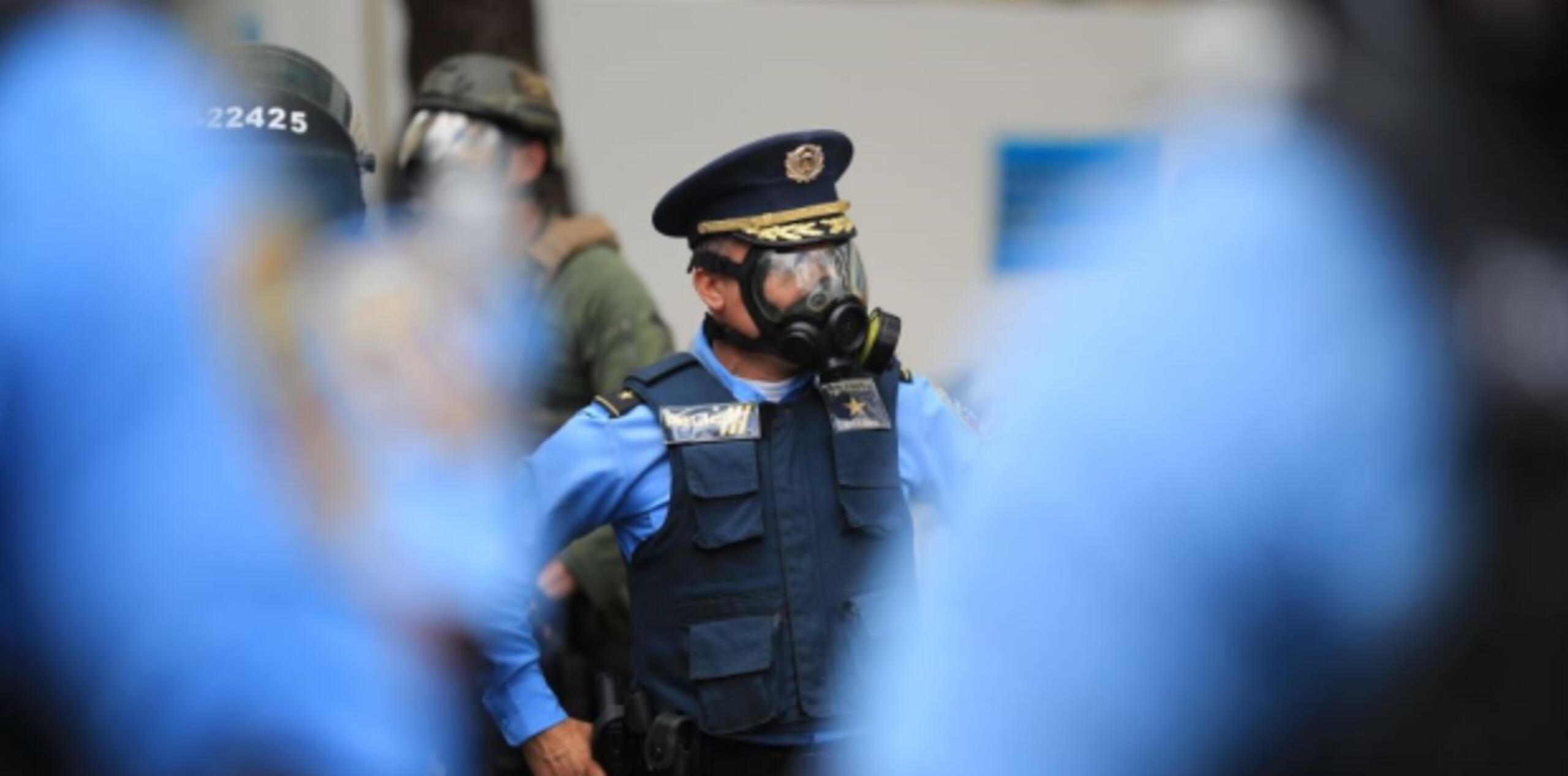 Manifestantes han roto la piedra de las aceras para convertirlas en proyectiles, otros se han visto armados con martillos, tubos y las tablas de madera en desafío a la Policía. (tonito.zayas@gfrmedia.com)