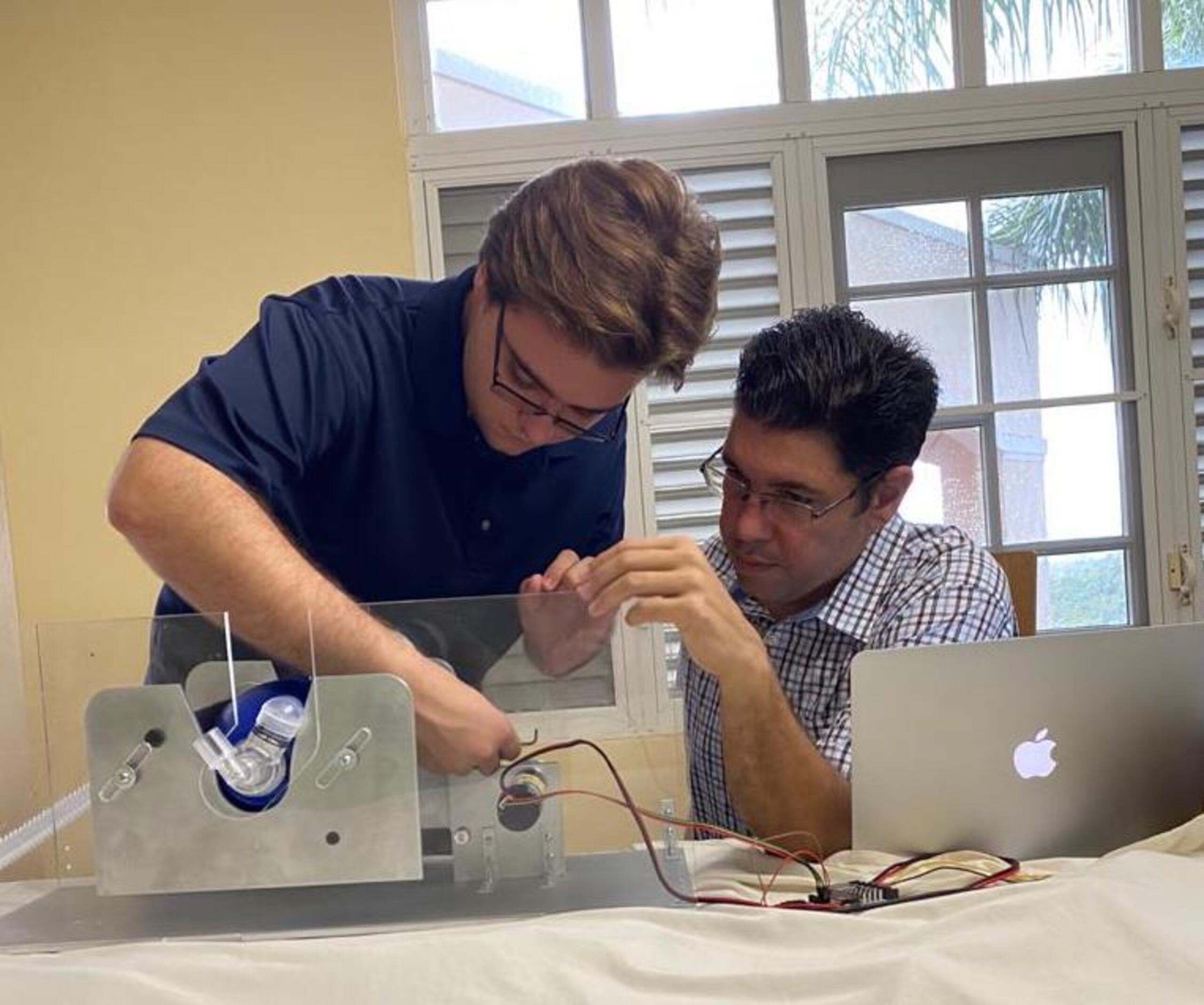 Esteban Juan Torres, del Departamento de Ingeniería Mecánica, y el doctor Eduardo J. Juan García.