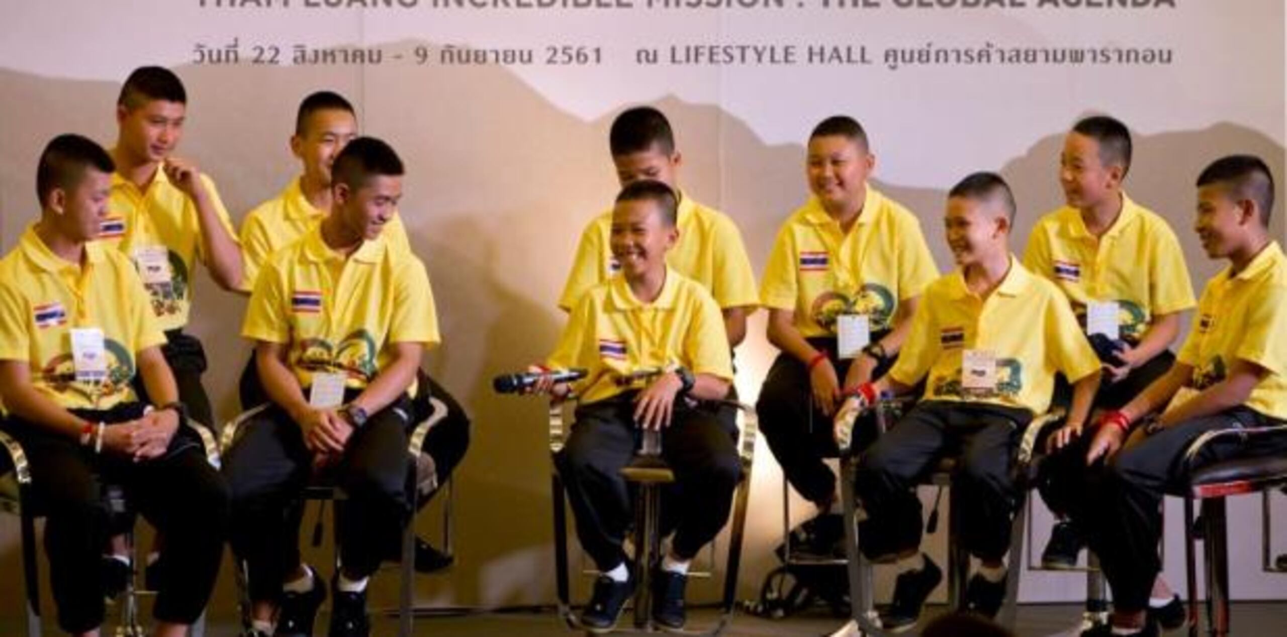 Los integrantes del equipo de fútbol Jabalís, que fueron rescatados a principios de julio cuando un equipo internacional de buceadores de cuevas los sacaron en una audaz misión, tenían previsto salir el miércoles por la noche para comenzar su viaje de 17 días. (AP)