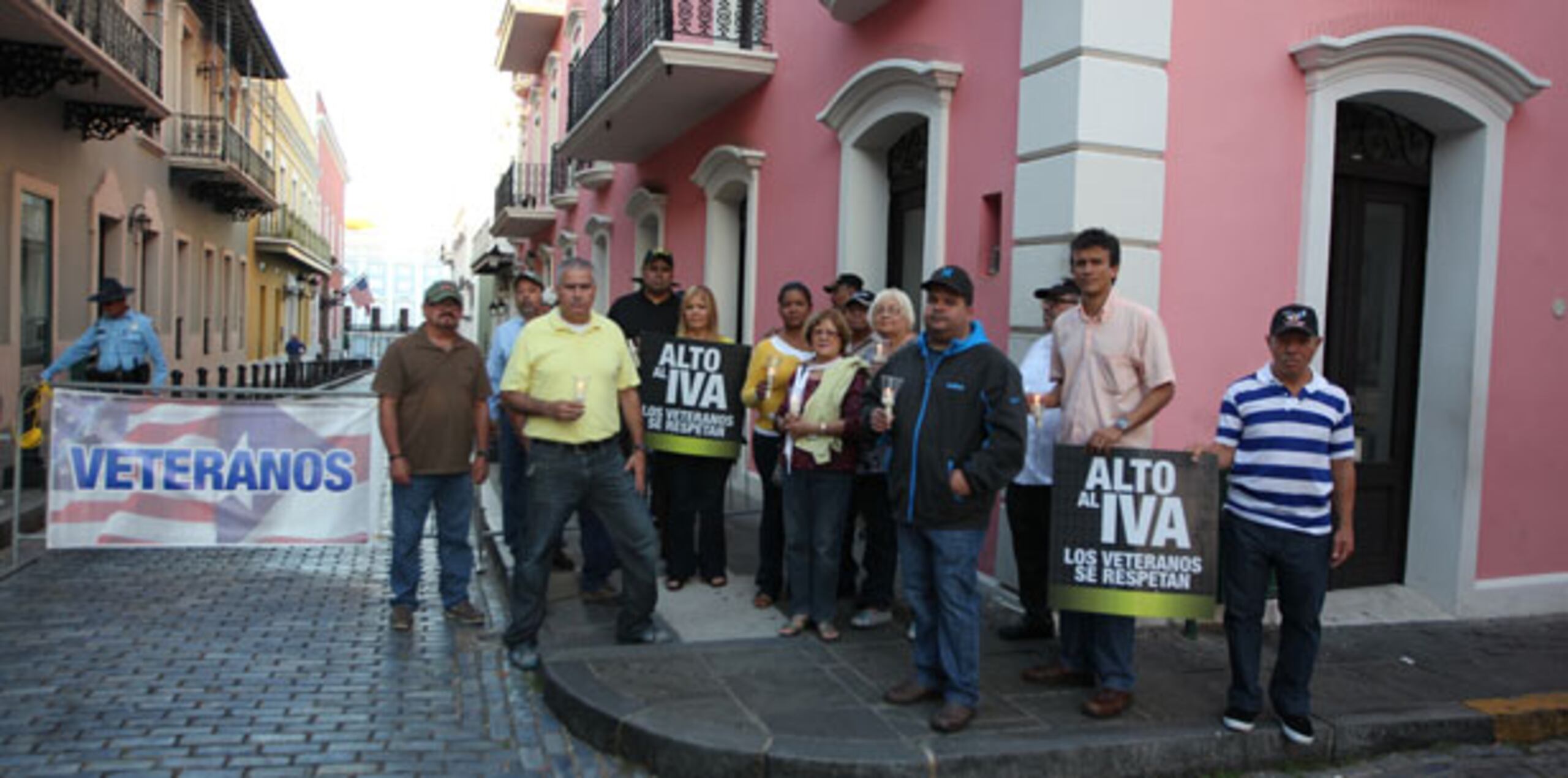 Grupo de veteranos en manifestacion contra el IVA frente a Fortaleza. (alex.figueroa@gfrmedia.com)
