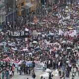 Universitarios reclaman en manifestación más dinero para la educación pública en Colombia