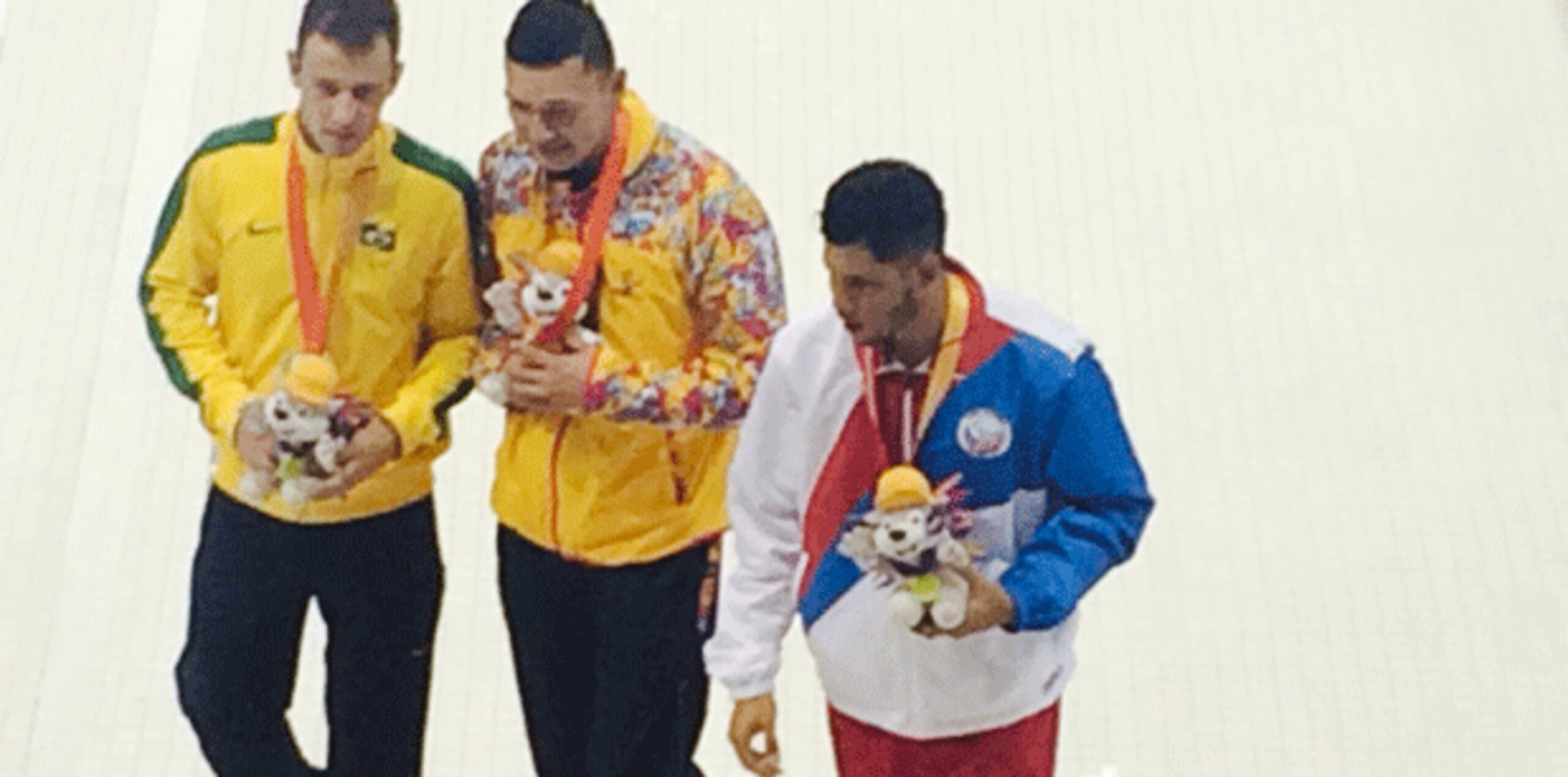 El nadador Darvin Báez Eliza (derecha) ganó medalla de bronce en la final del evento de 50 metros estilo libre categoría S12 con tiempo de 27.71 segundos. (Suministrada)