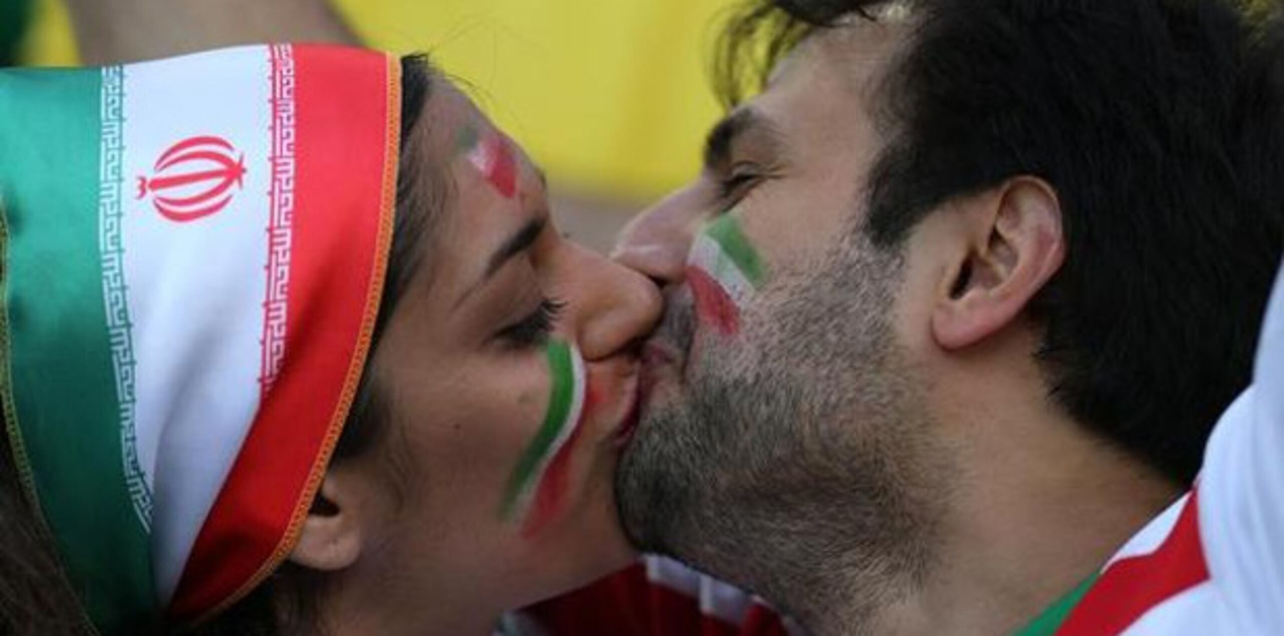 Durante el mes sagrado de ramadán, uno no estaría autorizado a besarse ya que implicaría ingerir líquidos, algo que sí está prohibido porque se rompería con el ayuno. (AFP)