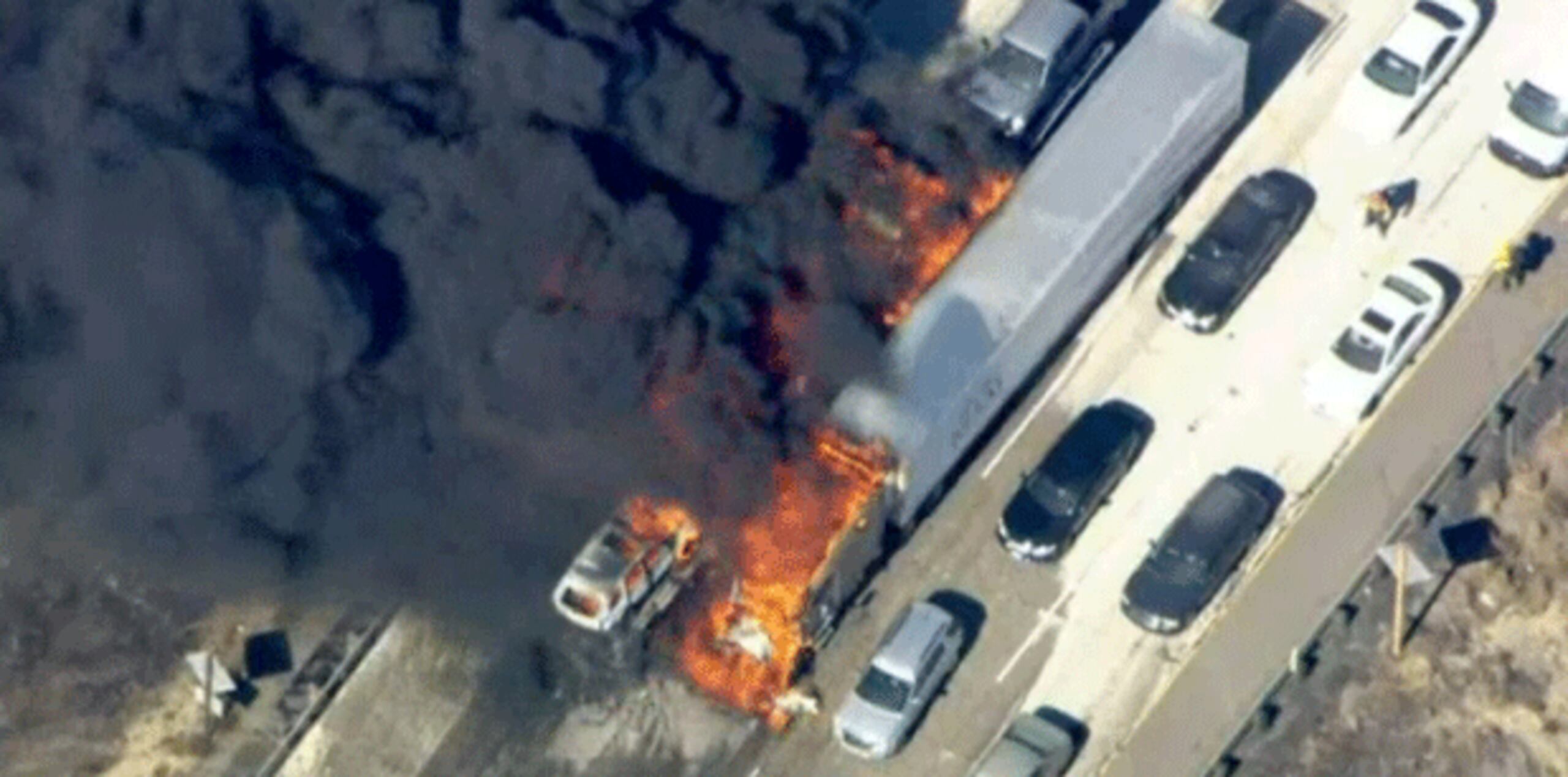 Las imágenes de las televisiones estadounidenses mostraron cómo un semicamión parado en la autopista ardía por completo, así como varios coches, otro camión y un barco que era transportado en un vehículo. (NBC4 via AP)