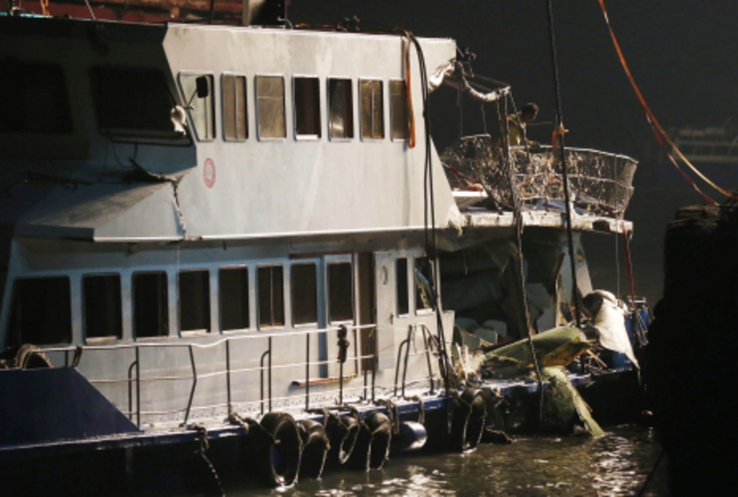 Un transbordador chocó contra el Lamma IV, propiedad de la empresa de electricidad de Hong Kong, que transportaba a más de 100 empleados y familiares al puerto de Victoria para observar fuegos de artificio en celebración del Día Nacional Chino y el festival de mediados de otoño. (AP)