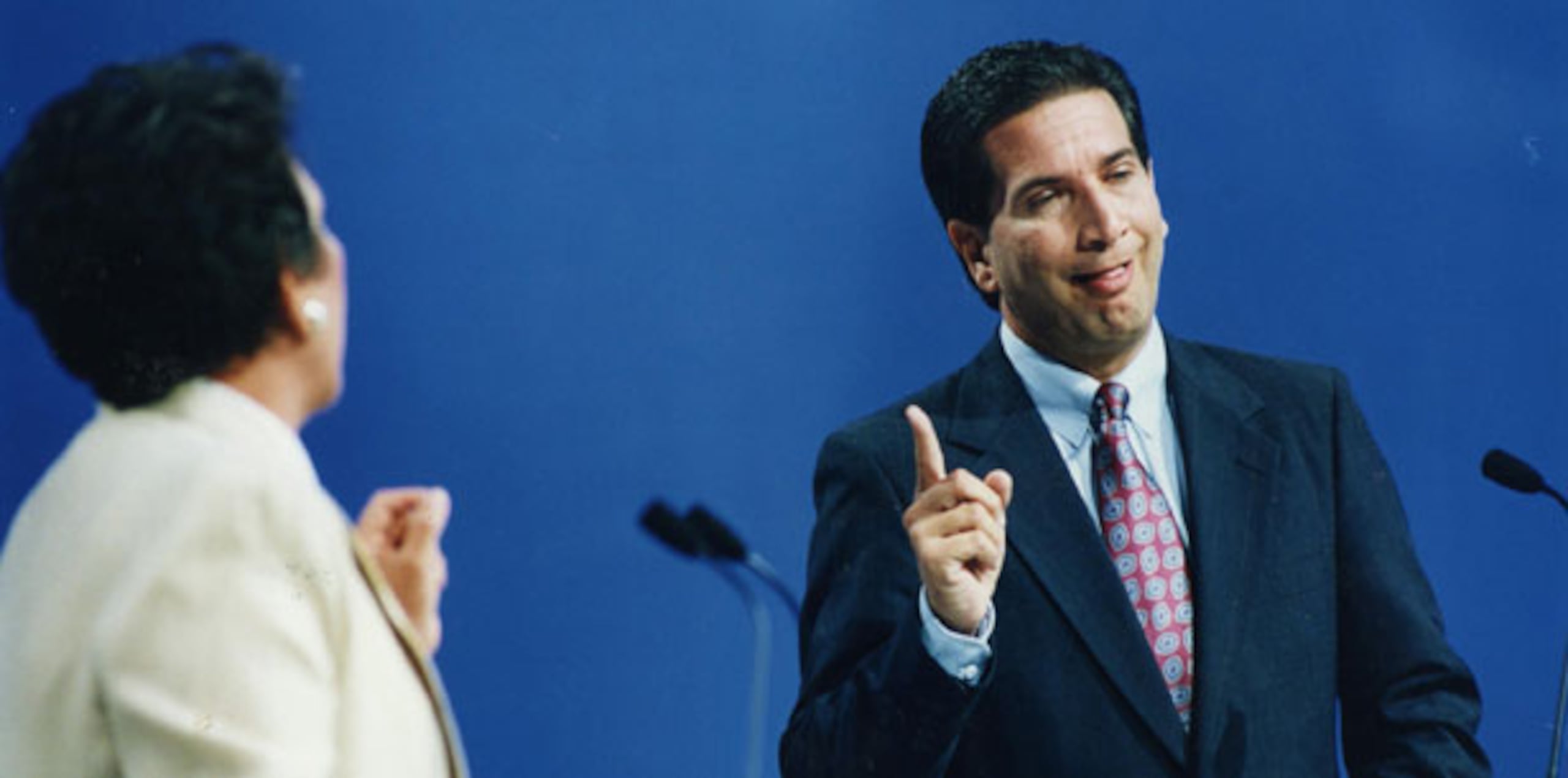 En el 1992, durante el debate de los candidatos a la gobernación Victoria Múñoz Mendoza (PPD), Pedro Rosselló (PNP) y Fernando Marín (PIP); Rosselló le sacó la lengua a Muñoz Mendoza mientras ella le hablaba y ambos se señalaban. (Archivo)