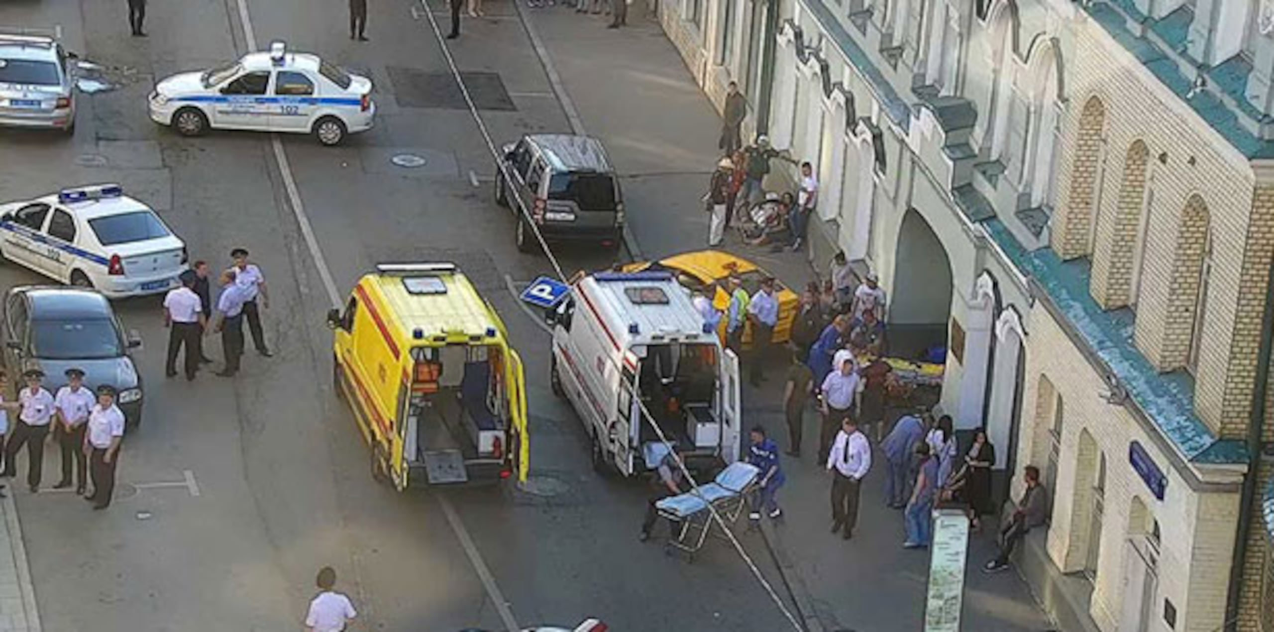 El siniestro ocurrió en la calle Ilinka, a unos metros (650 pies) de la Plaza Roja y de la famosa zona comercial GUM, muy popular entre los turistas. (AP)