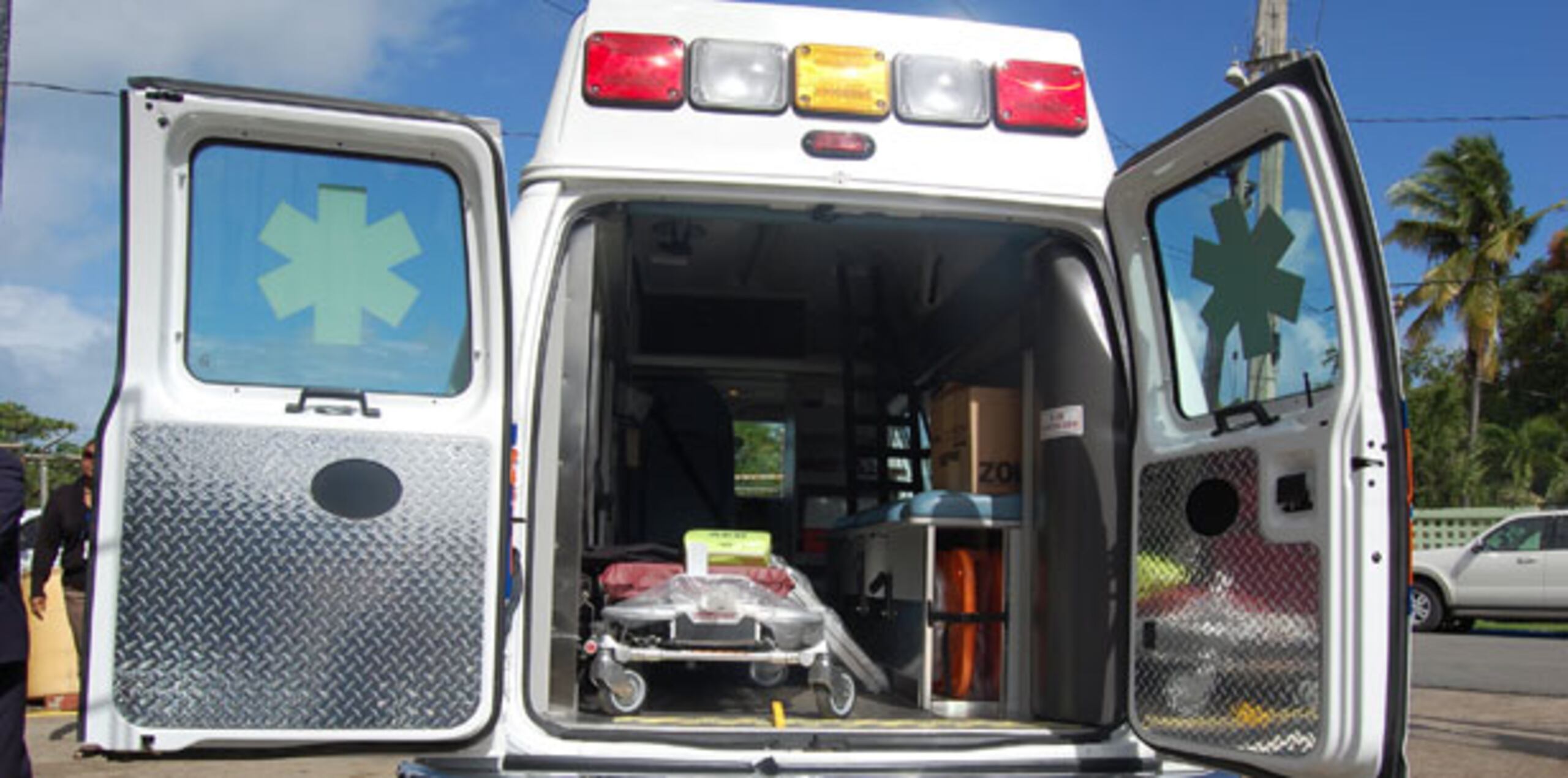 A la vivienda llegaron paramédicos de Emergencias Médicas Estatal, quienes transportaron al herido hasta el Hospital Lafayette de Arroyo. (Archivo)