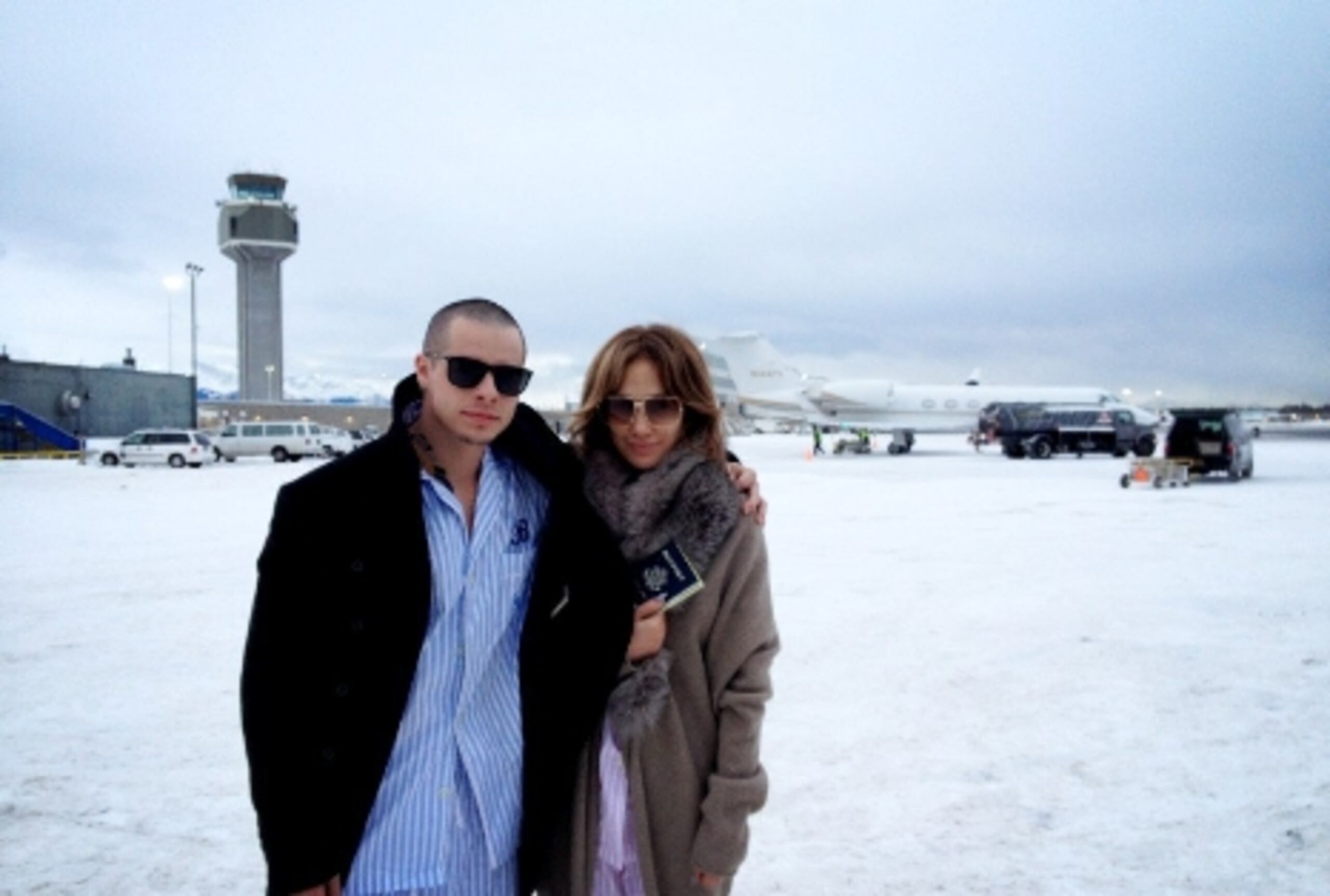 Jennifer López y Casper Smart se tomaron esta foto en Osaka antes de subir a un avión privado.&nbsp;<font color="yellow">(Twitter)</font>