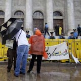Arrestan a trabajador social sospechoso de causar daños en el Capitolio